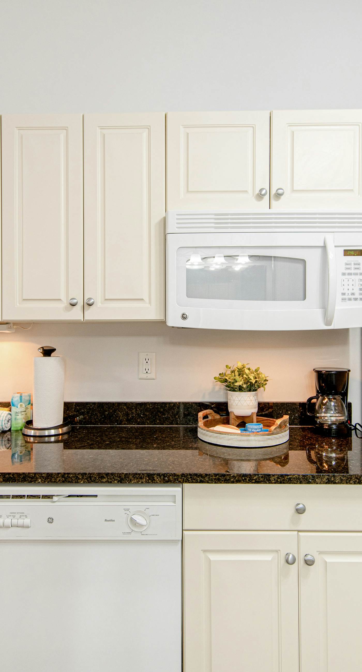 Peaceful studio with pool, convenient kitchenette, beach access & WiFi