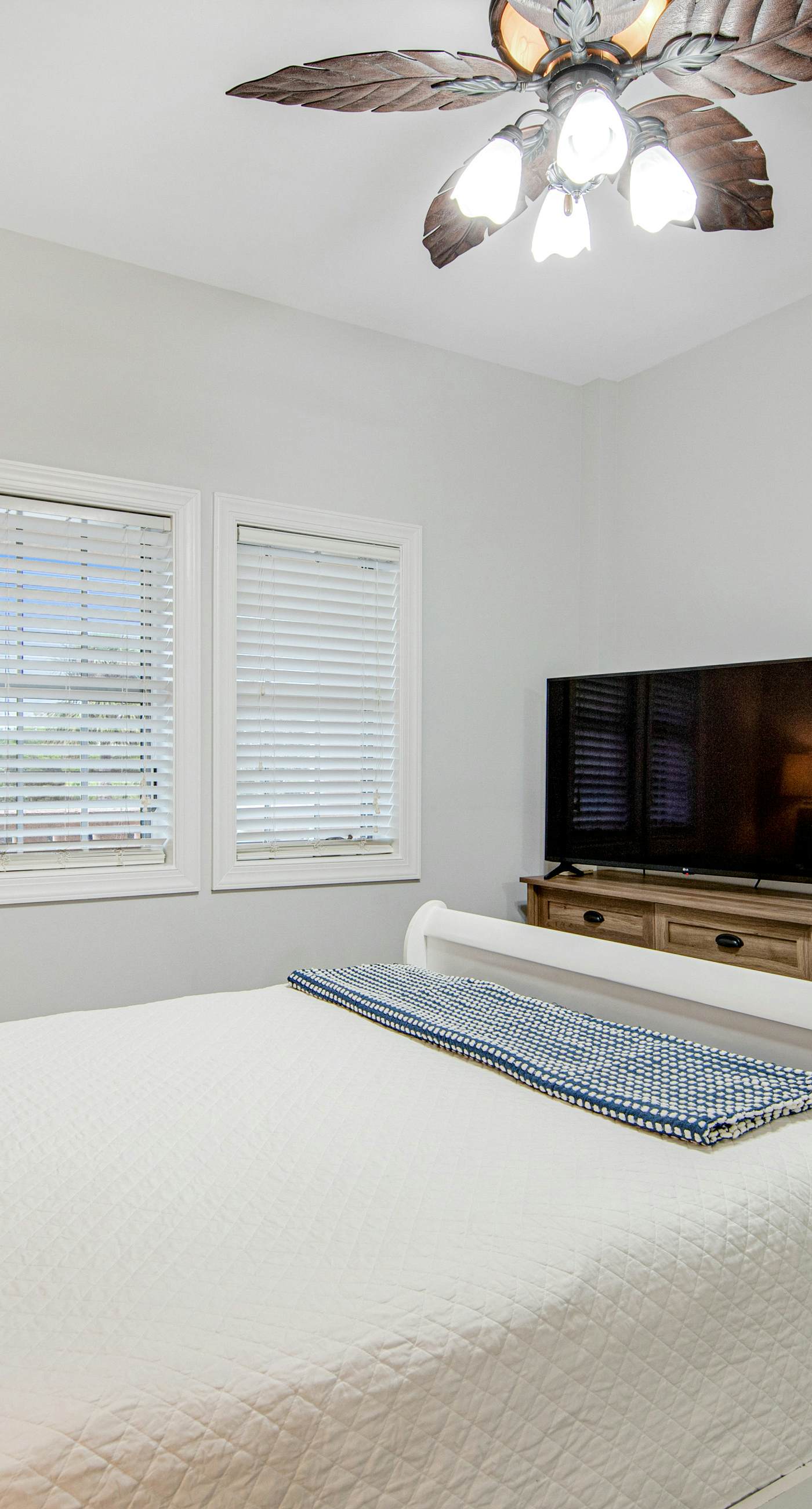 Peaceful studio with pool, convenient kitchenette, beach access & WiFi