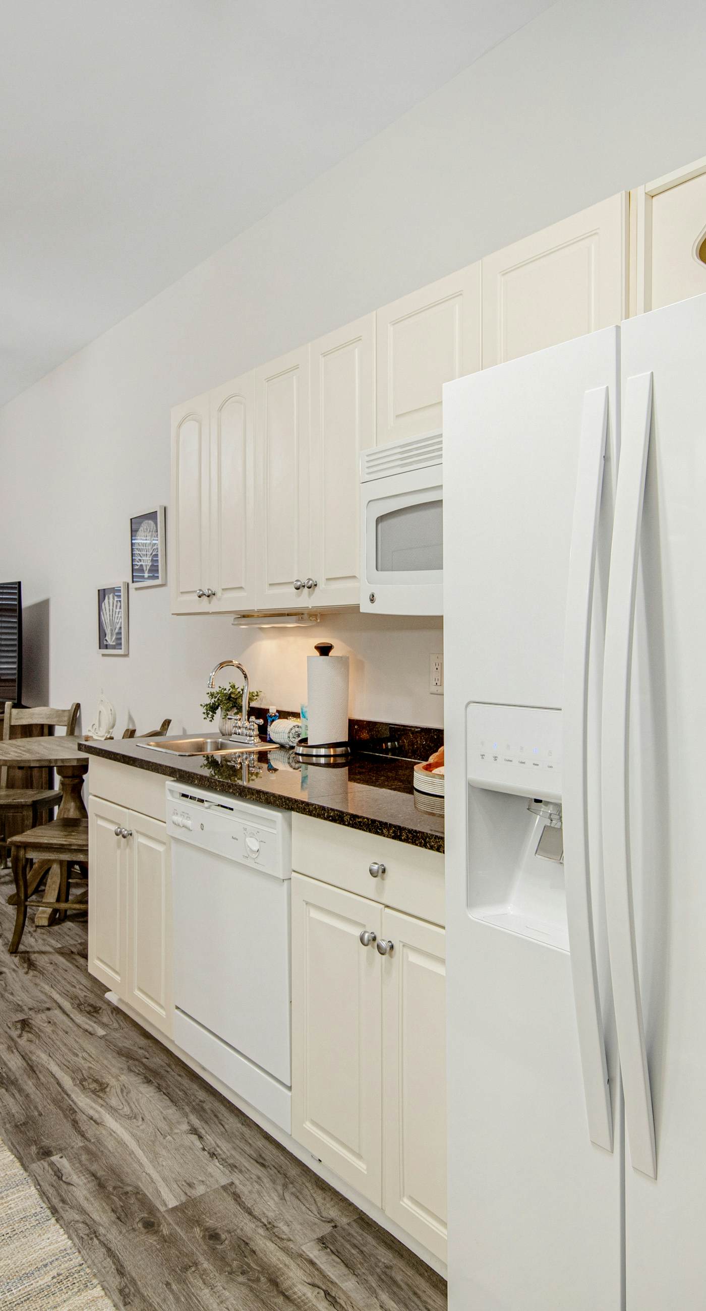 Peaceful studio with pool, convenient kitchenette, beach access & WiFi