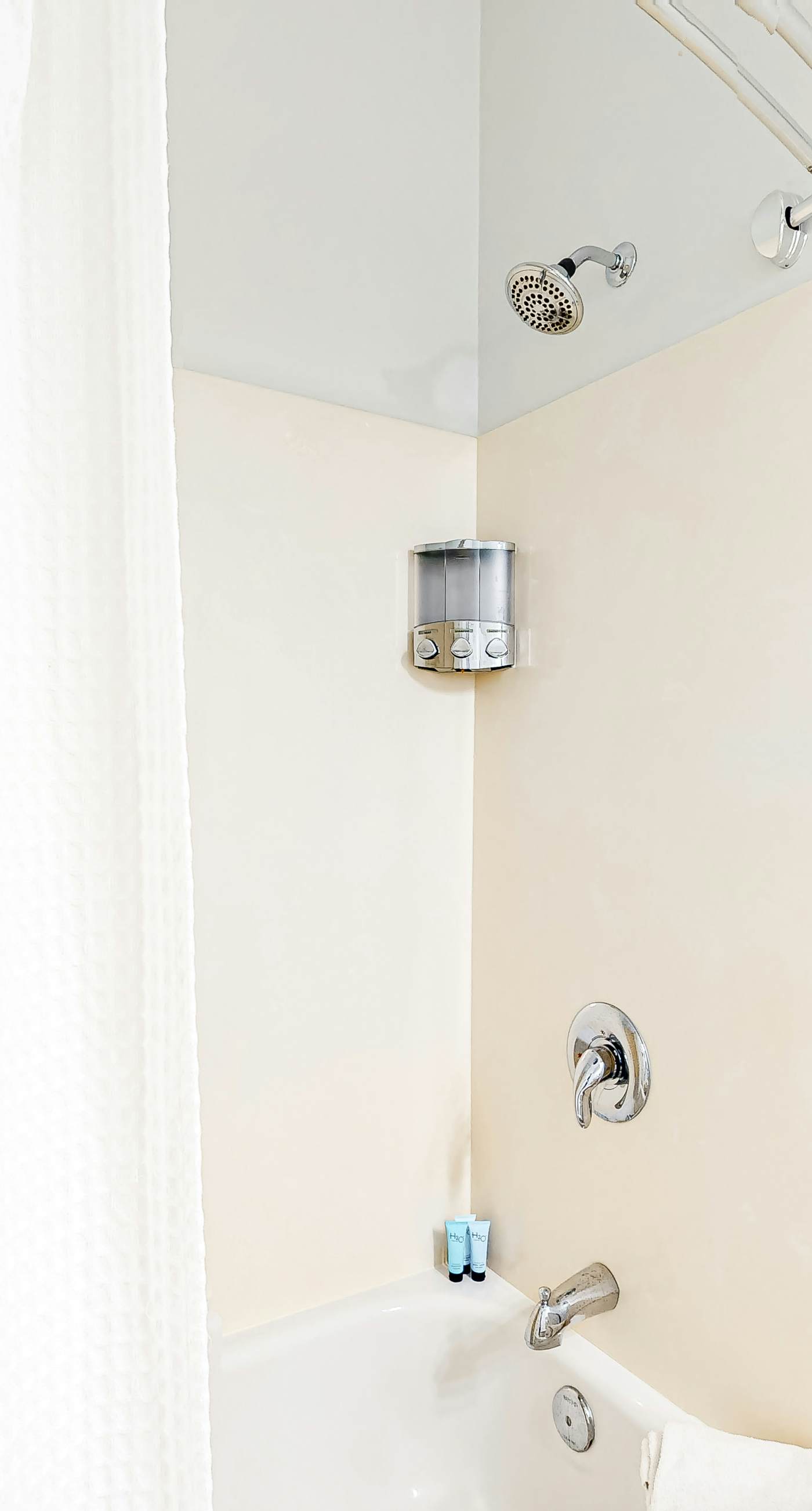 Peaceful studio with pool, convenient kitchenette, beach access & WiFi