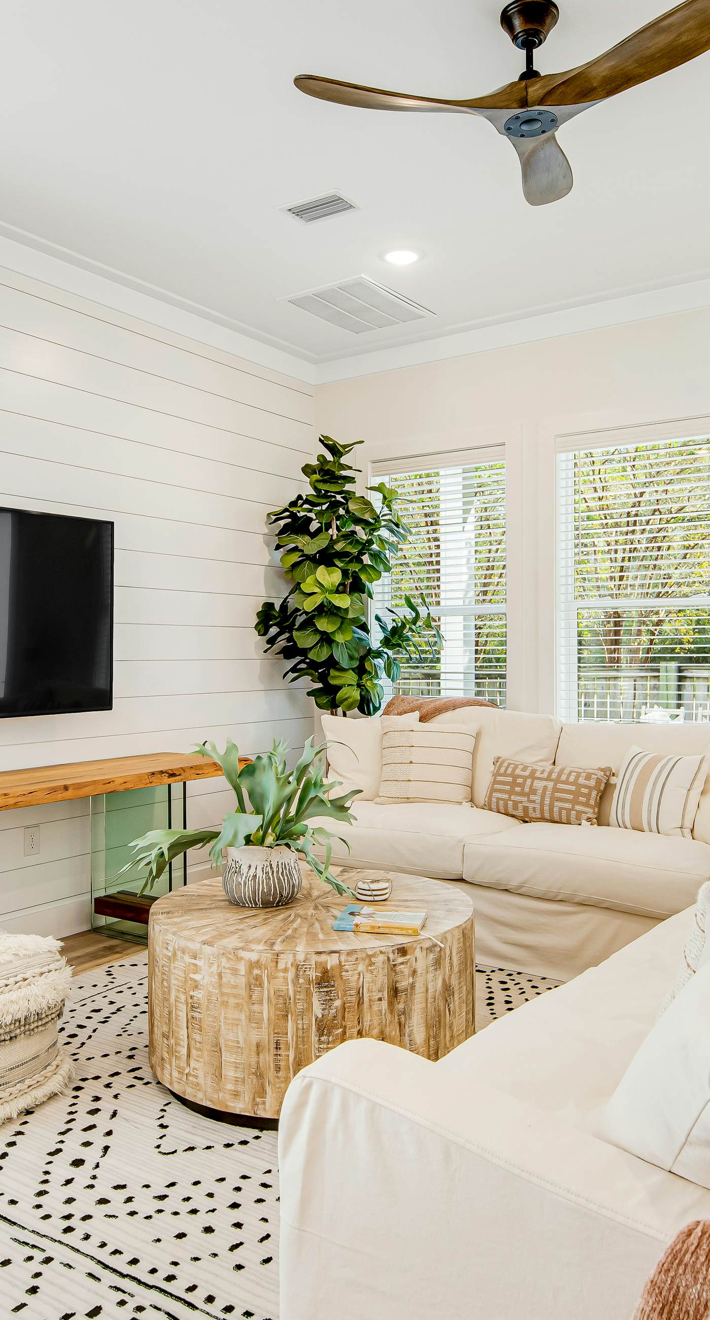 Dog-friendly home with community pool, flat top grill, and custom coffee bar