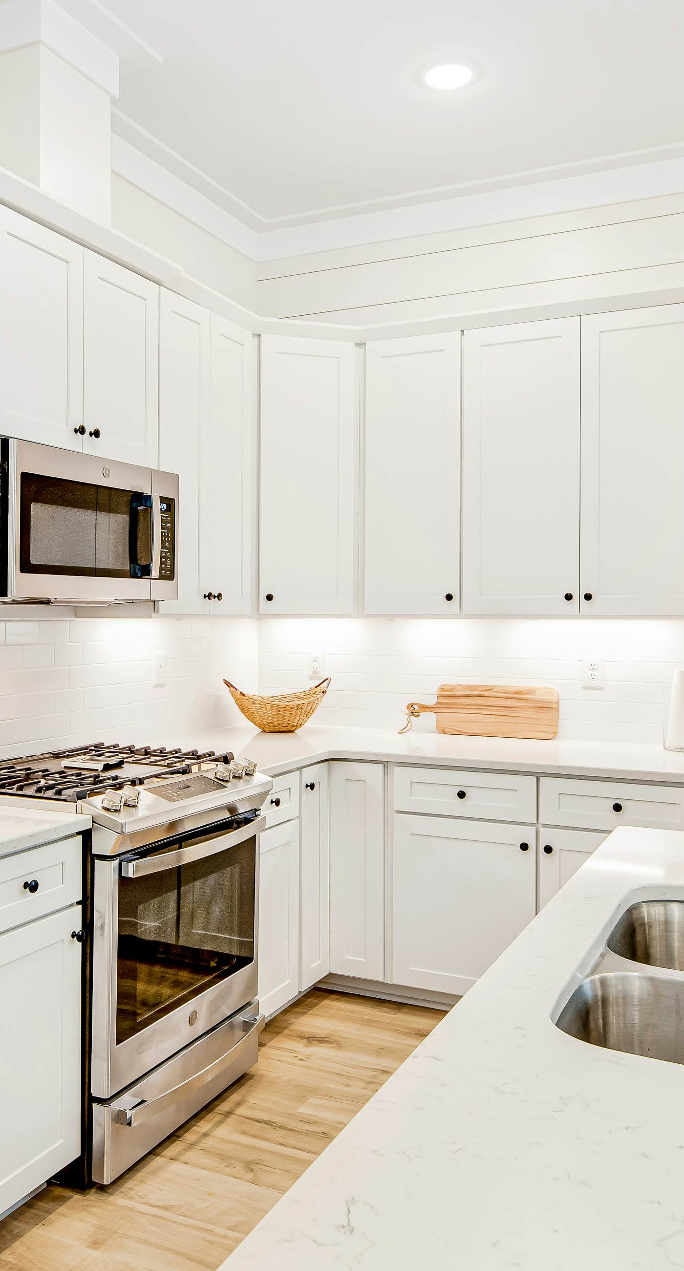 Dog-friendly home with community pool, flat top grill, and custom coffee bar