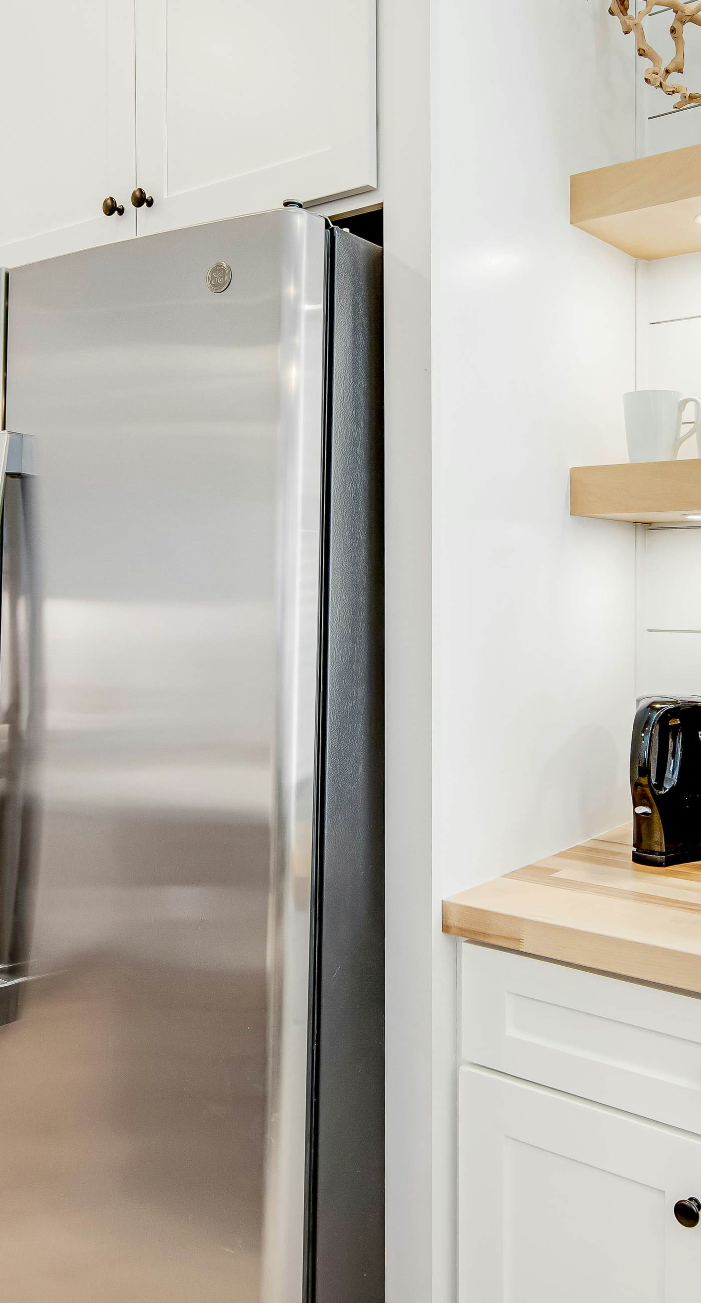 Dog-friendly home with community pool, flat top grill, and custom coffee bar