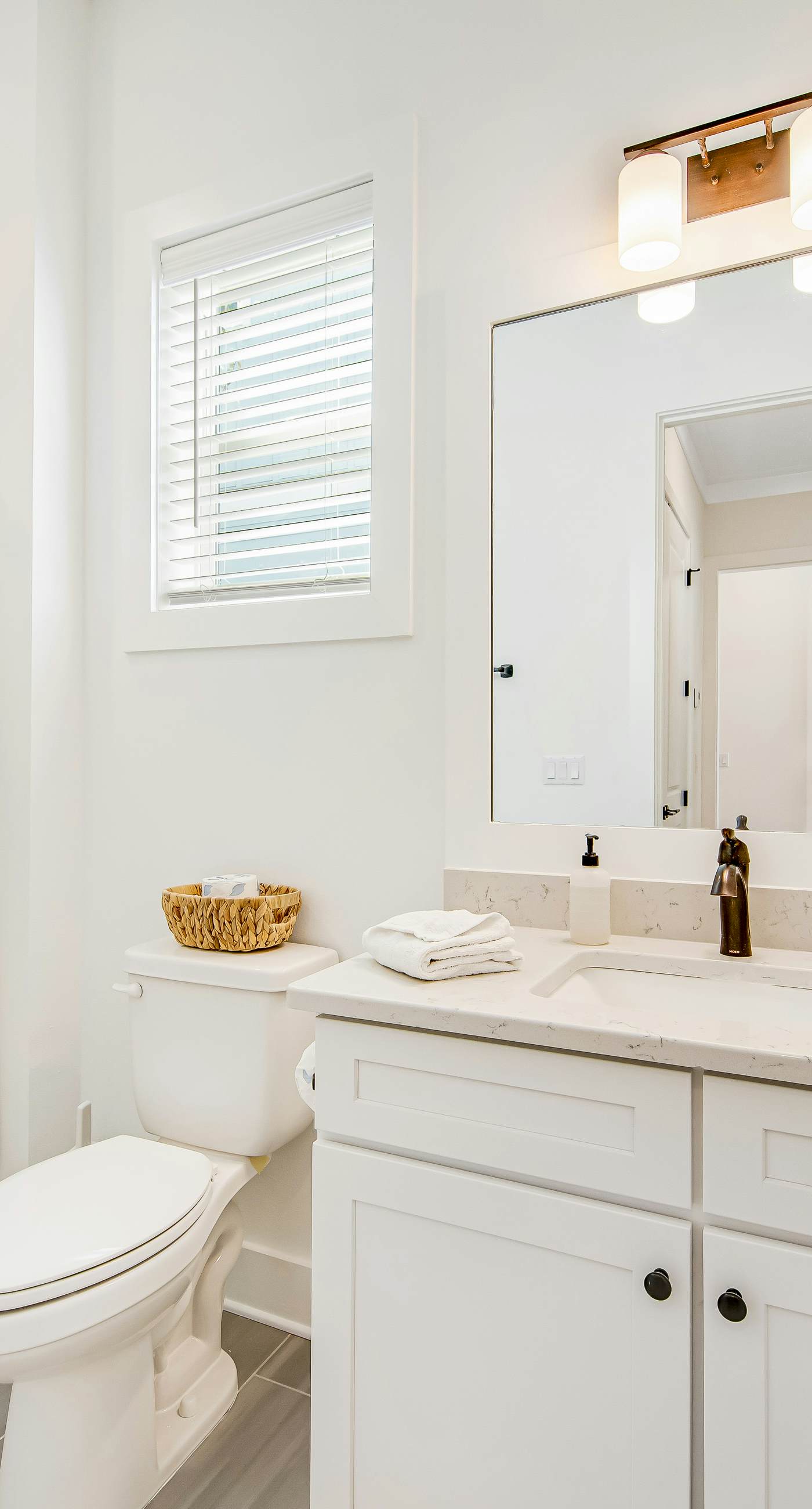 Dog-friendly home with community pool, flat top grill, and custom coffee bar