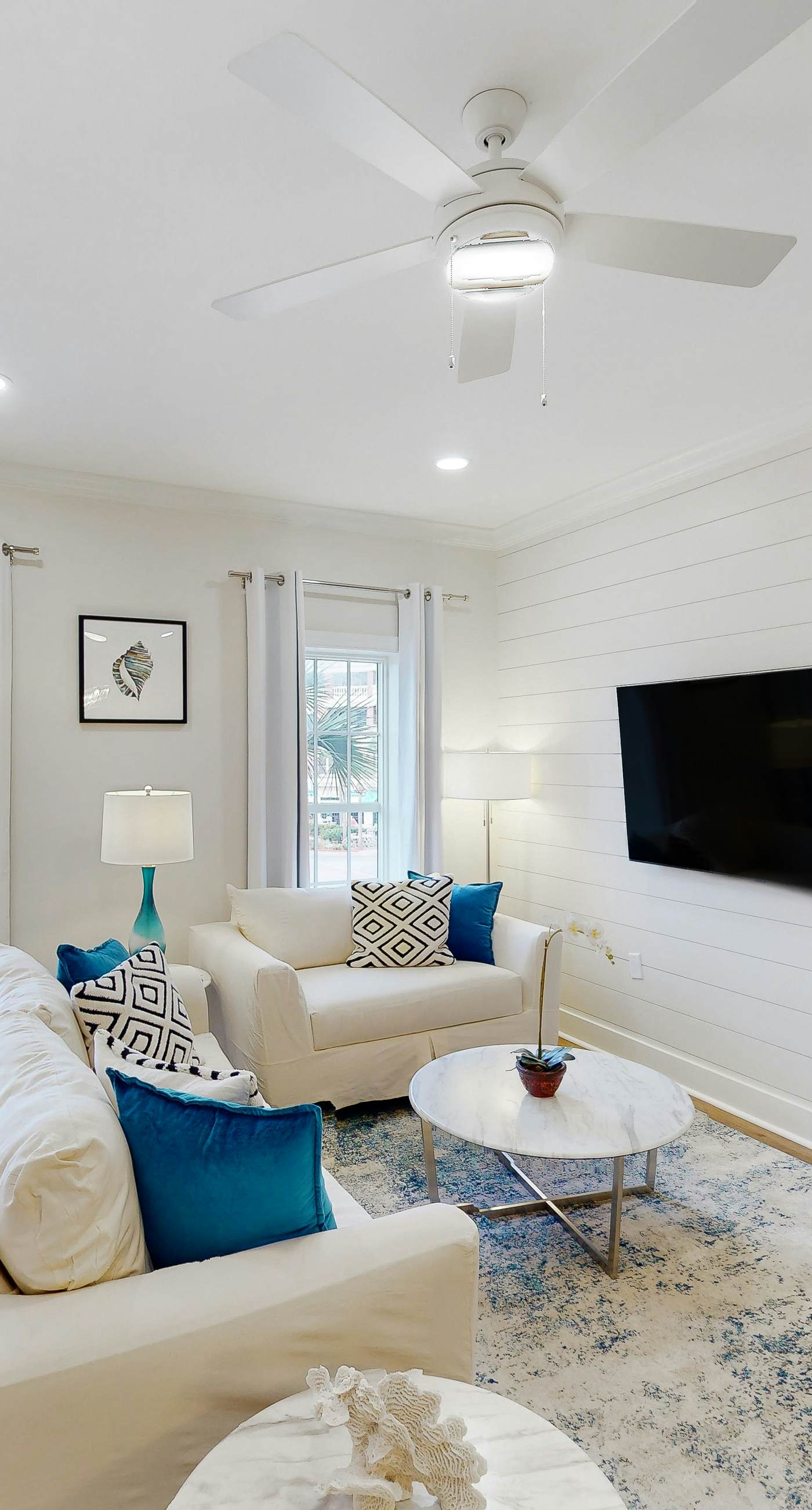 Spacious, sunny studio with central AC, pool, hot tub, beach tram & beach access