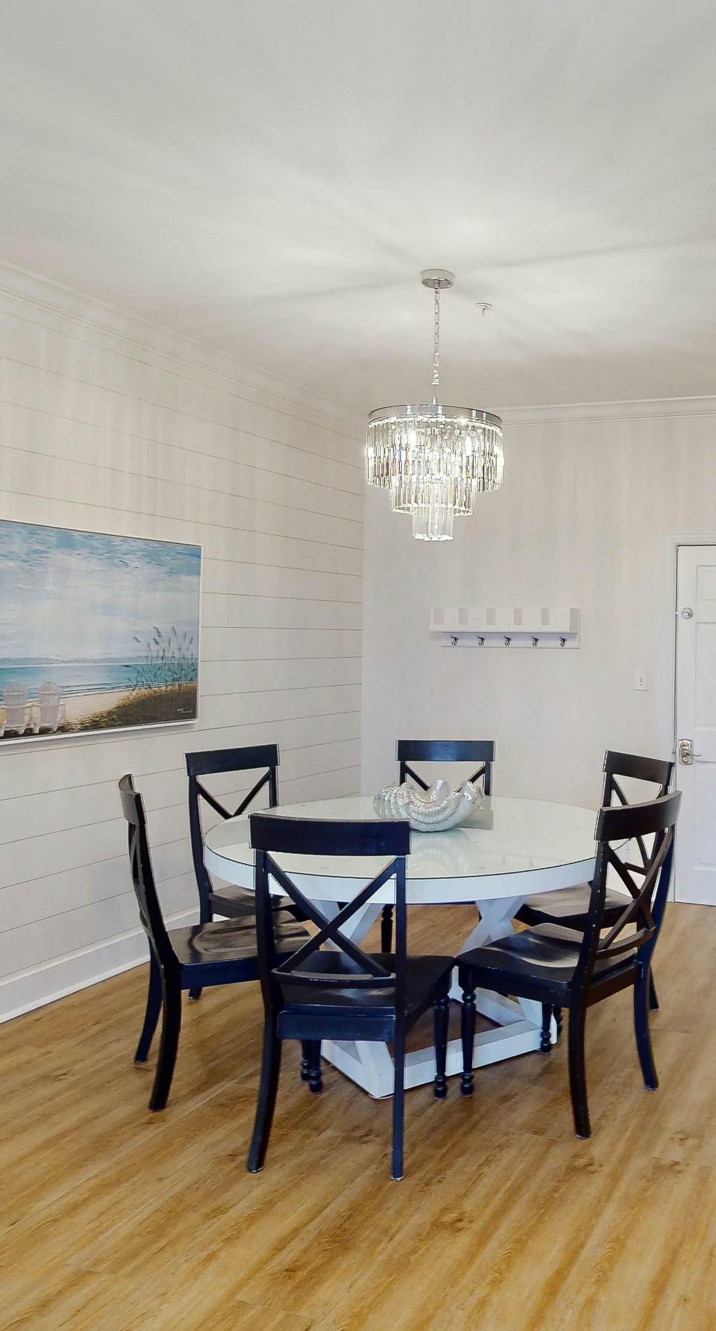 Spacious, sunny studio with central AC, pool, hot tub, beach tram & beach access