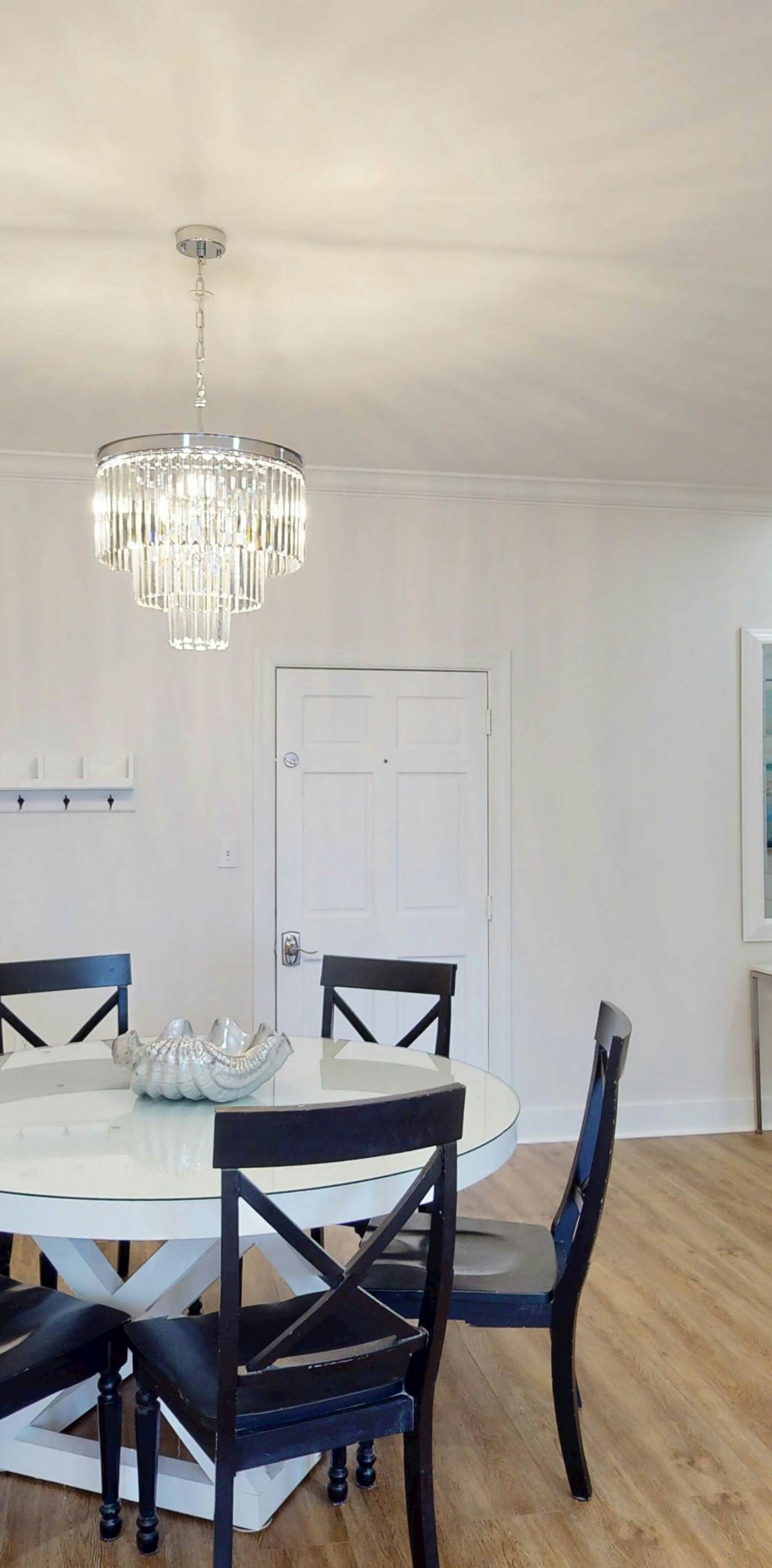 Spacious, sunny studio with central AC, pool, hot tub, beach tram & beach access