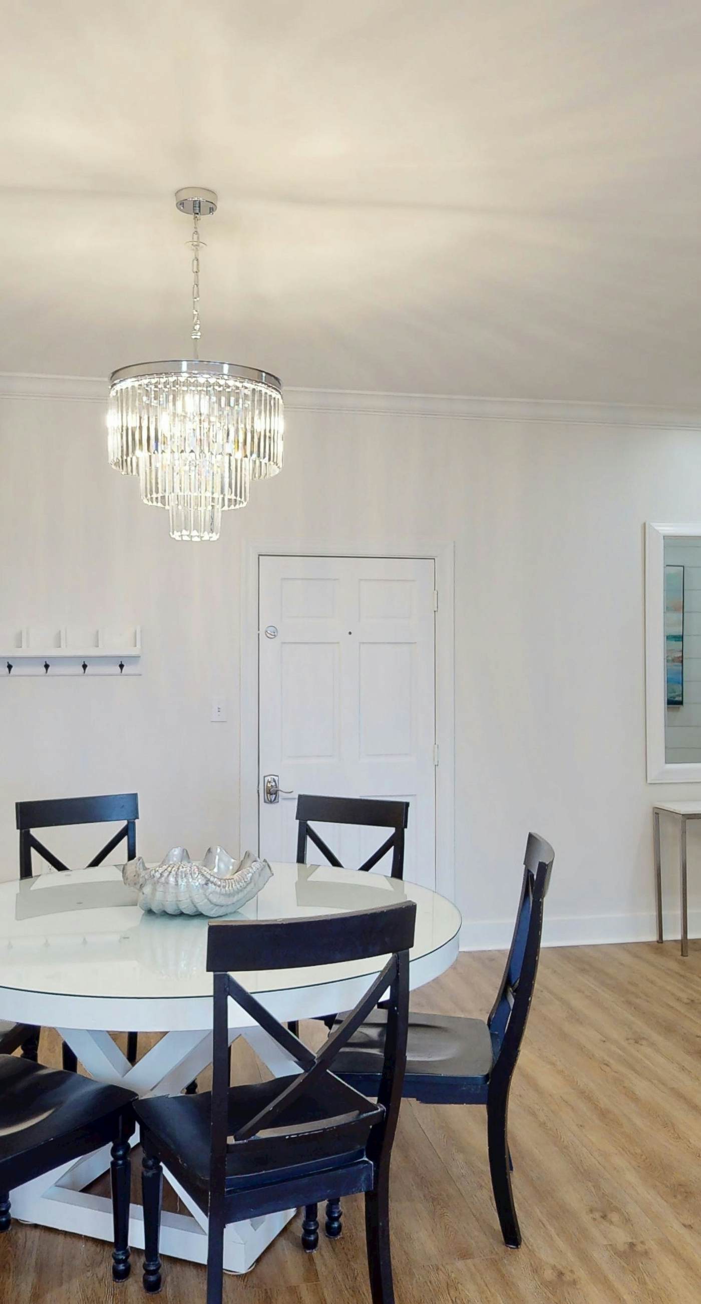 Spacious, sunny studio with central AC, pool, hot tub, beach tram & beach access