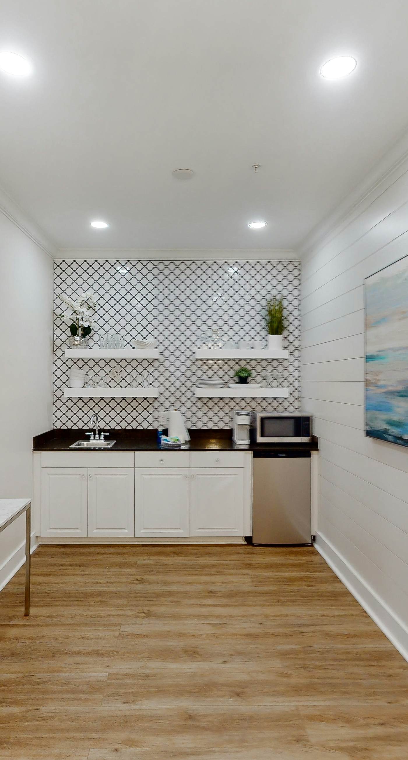 Spacious, sunny studio with central AC, pool, hot tub, beach tram & beach access