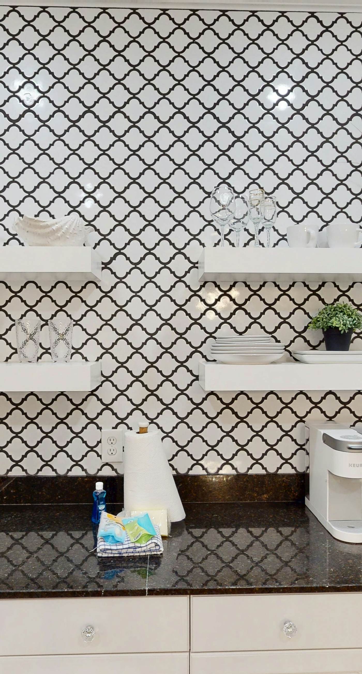 Spacious, sunny studio with central AC, pool, hot tub, beach tram & beach access