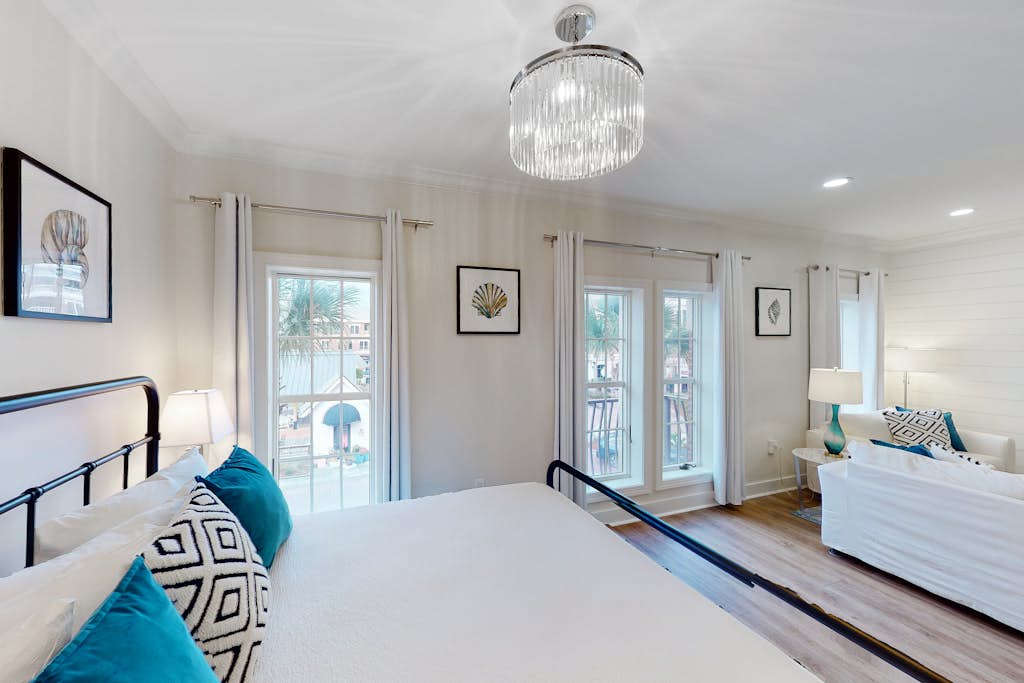 Spacious, sunny studio with central AC, pool, hot tub, beach tram & beach access