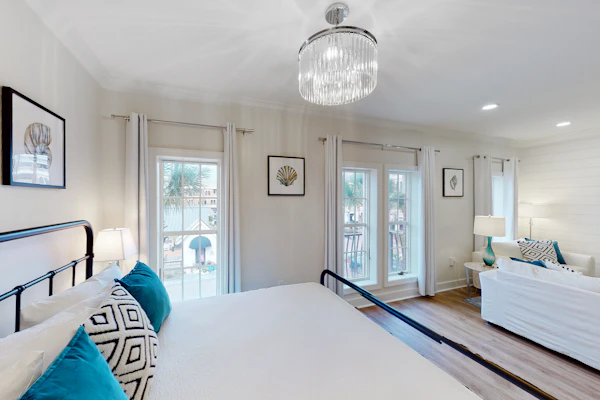 Spacious, sunny studio with central AC, pool, hot tub, beach tram & beach access