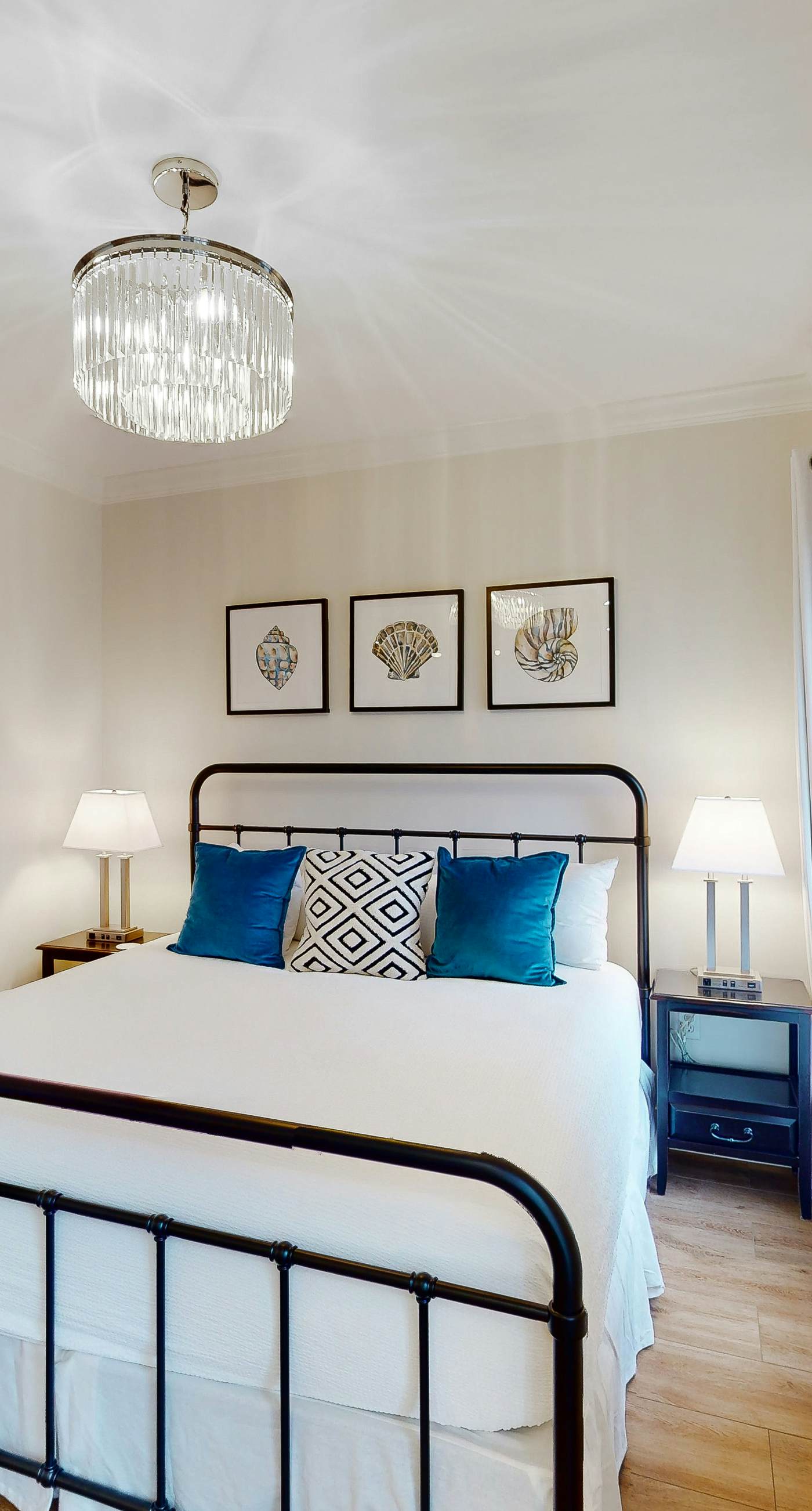 Spacious, sunny studio with central AC, pool, hot tub, beach tram & beach access