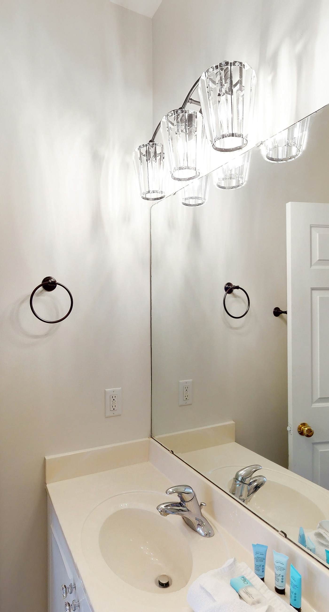 Spacious, sunny studio with central AC, pool, hot tub, beach tram & beach access