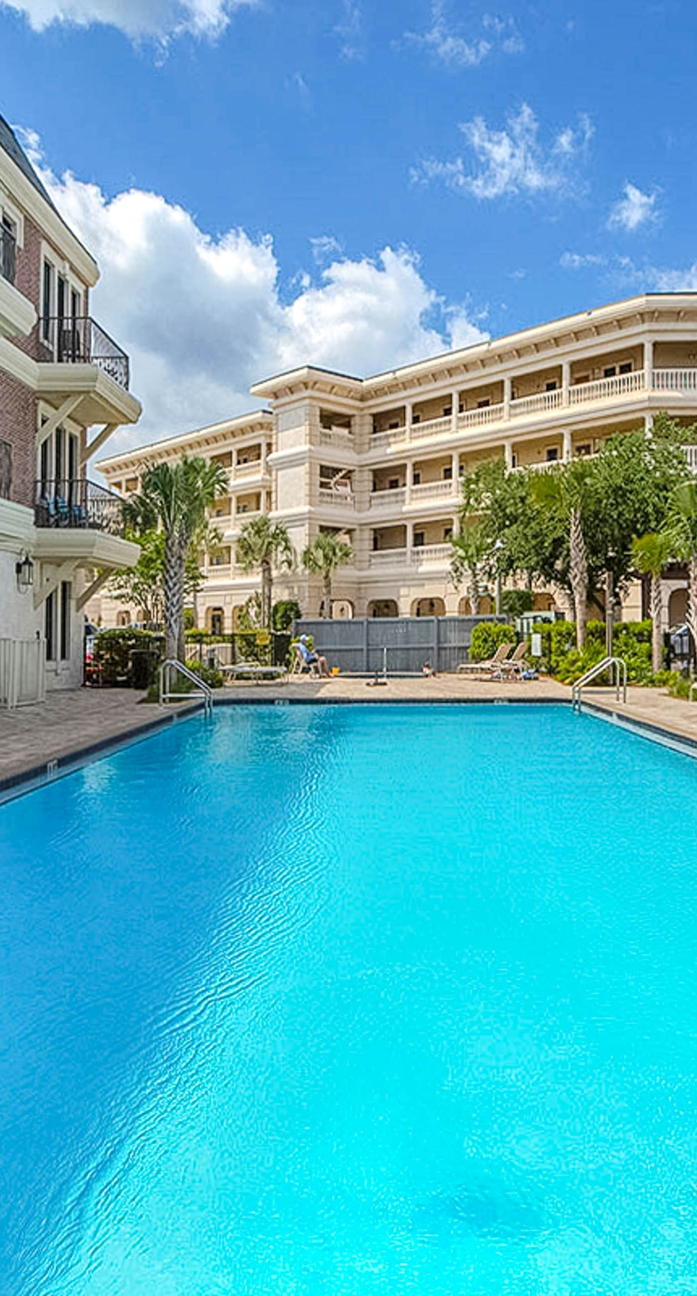 Spacious, sunny studio with central AC, pool, hot tub, beach tram & beach access