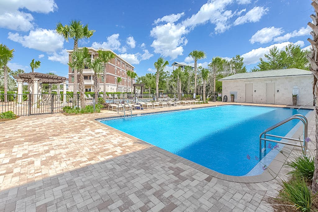 Spacious, sunny studio with central AC, pool, hot tub, beach tram & beach access