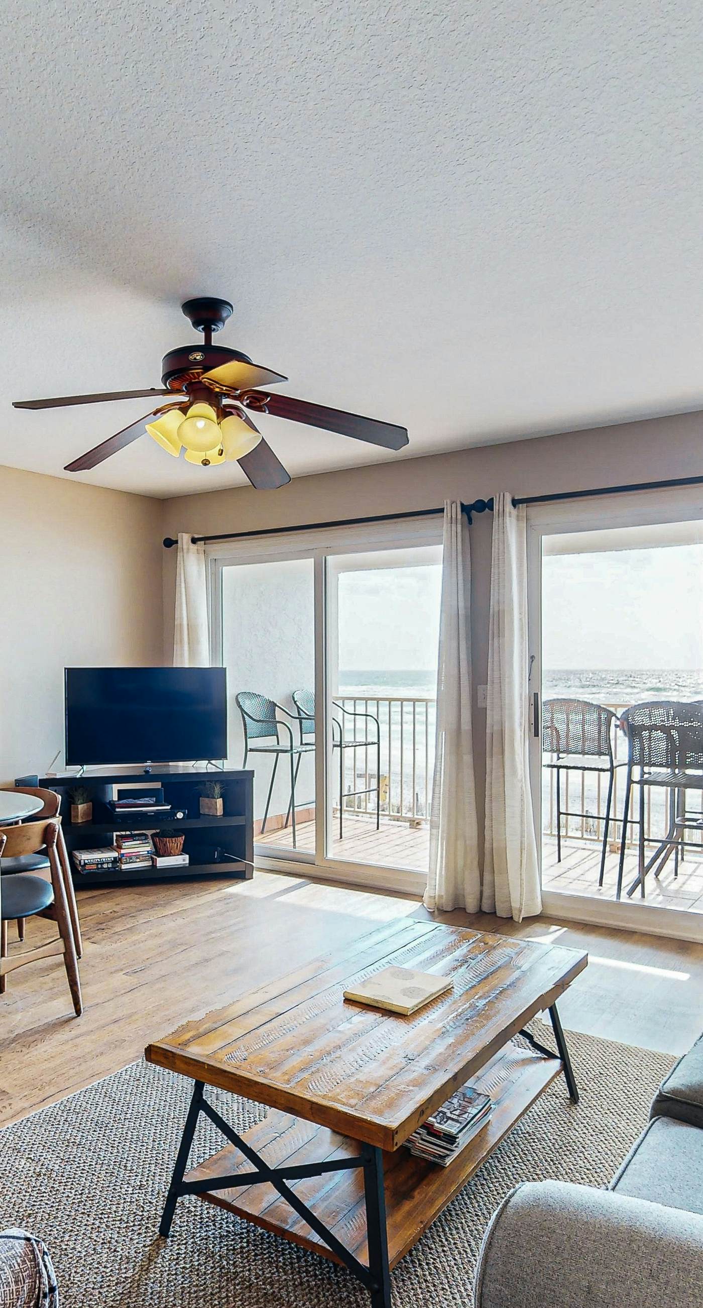 Charming gulf-front 2nd floor condo in South Walton Outdoor showers on-site