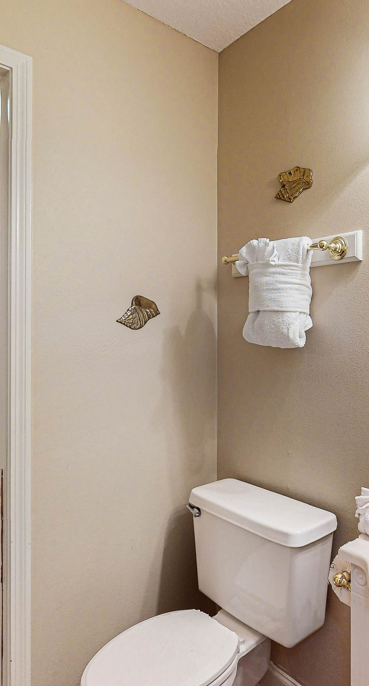 Charming gulf-front 2nd floor condo in South Walton Outdoor showers on-site