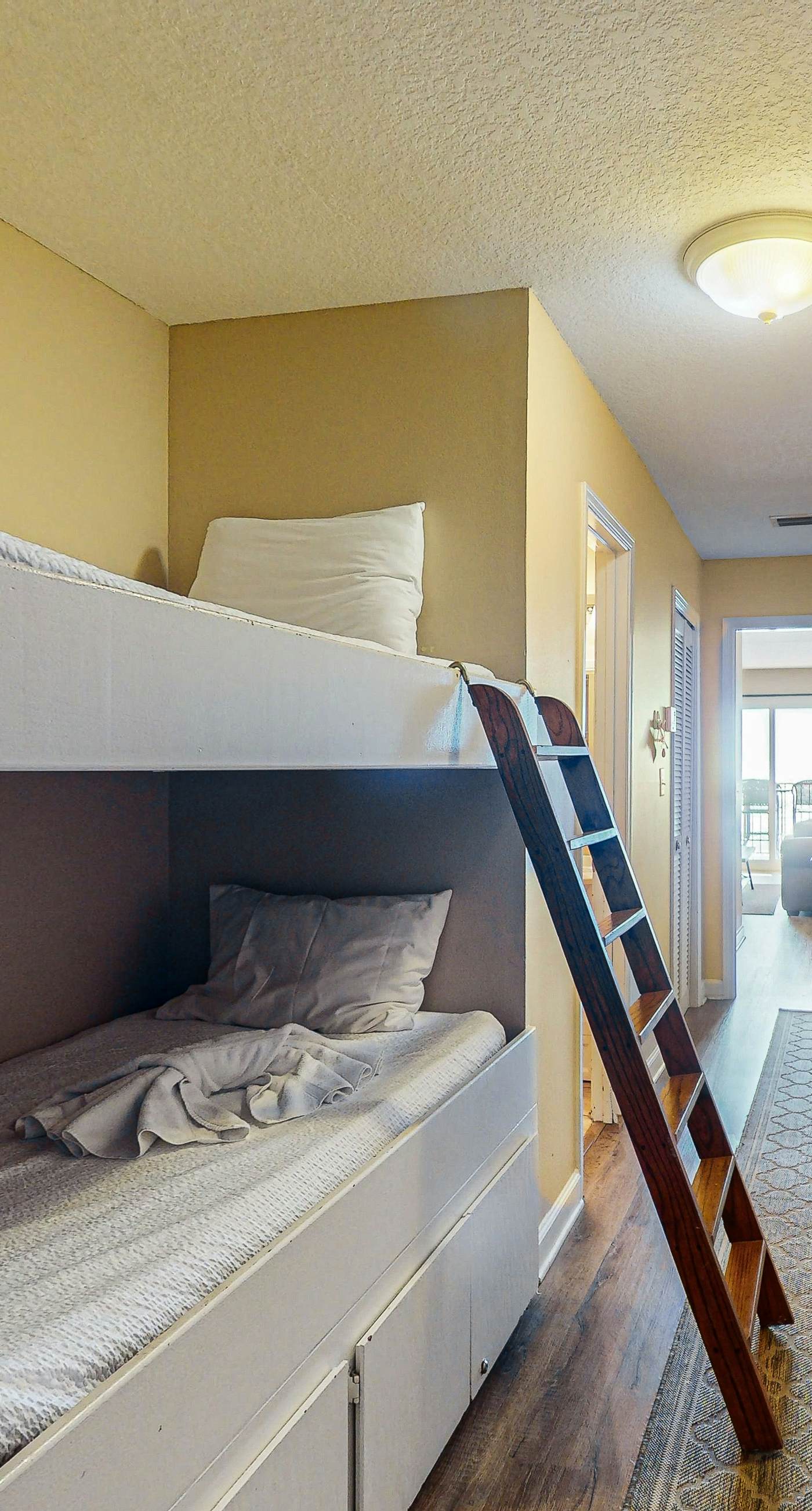 Charming gulf-front 2nd floor condo in South Walton Outdoor showers on-site