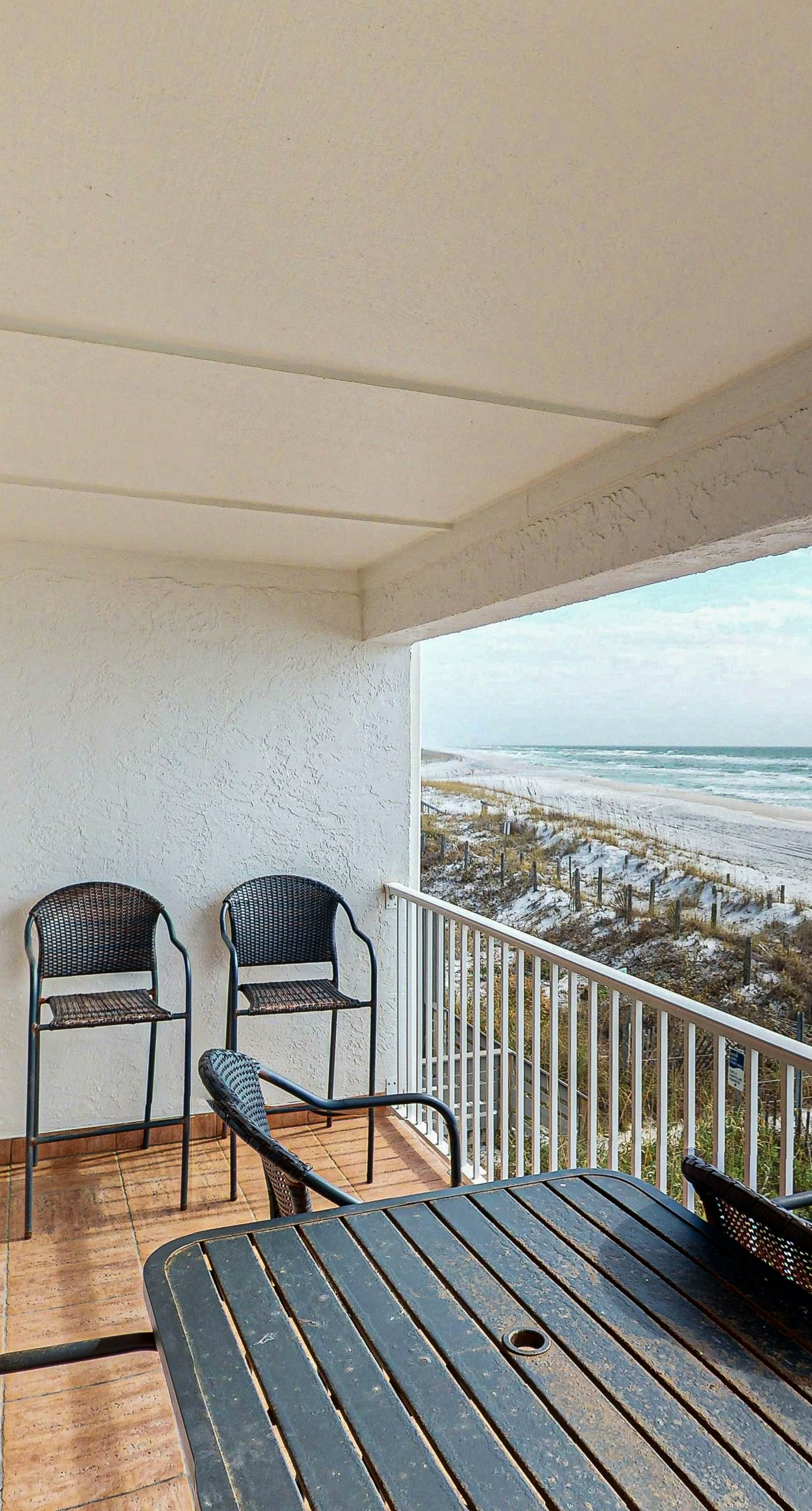 Charming gulf-front 2nd floor condo in South Walton Outdoor showers on-site
