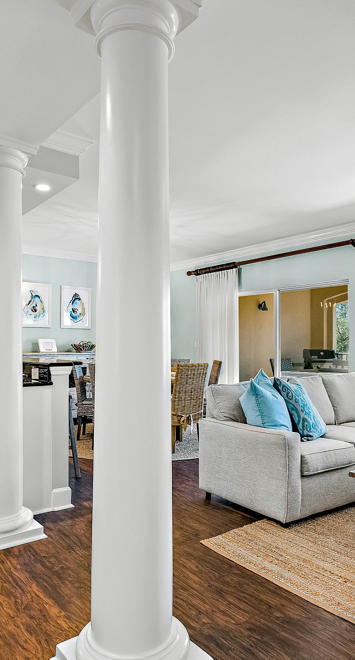 Stylish Getaway near Beach with Private Balcony, Full Kitchen, and Pool