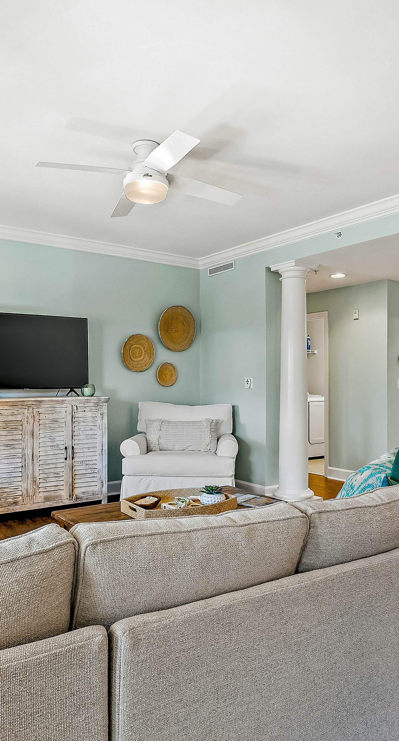 Stylish Getaway near Beach with Private Balcony, Full Kitchen, and Pool