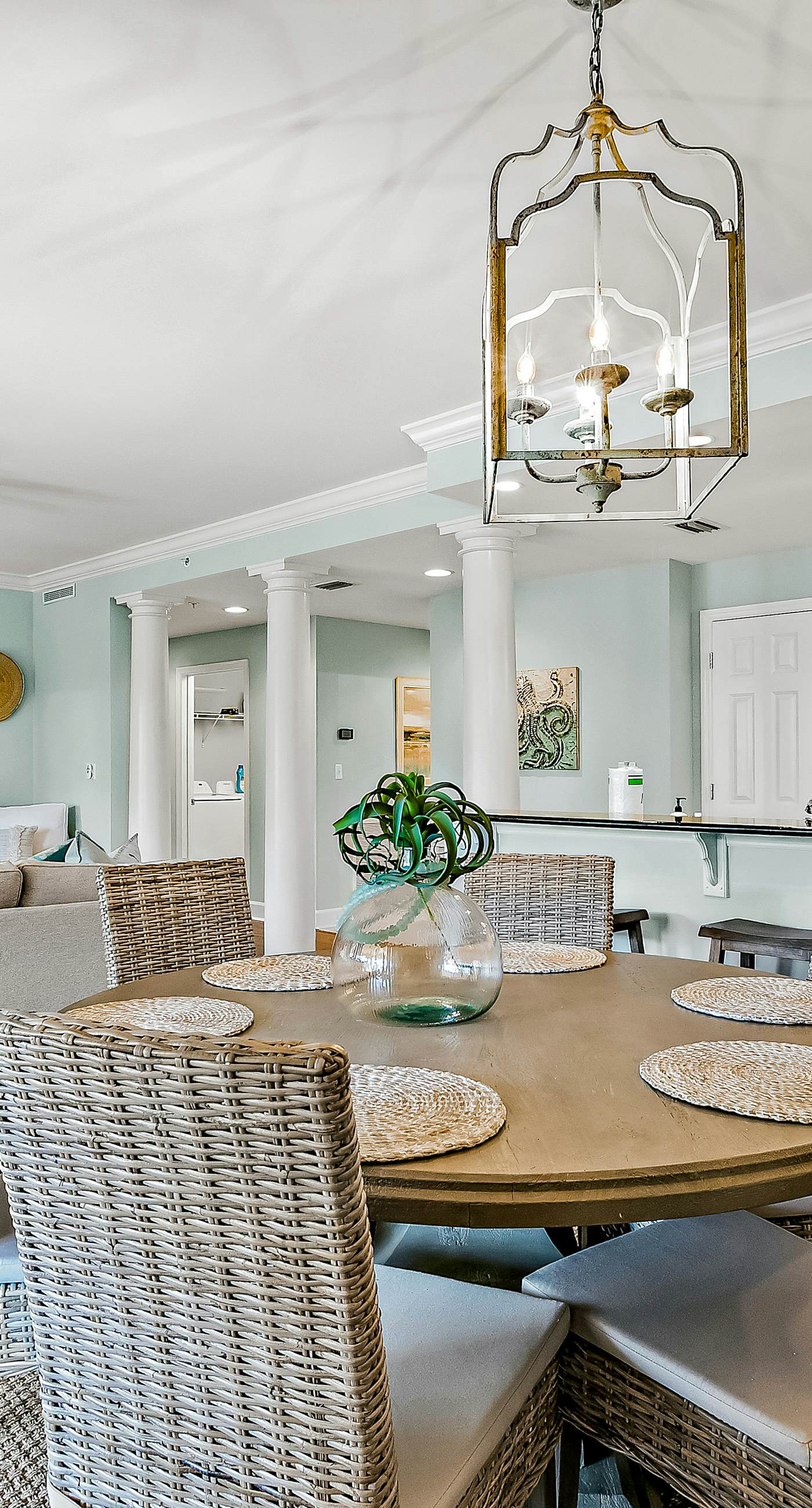 Stylish Getaway near Beach with Private Balcony, Full Kitchen, and Pool