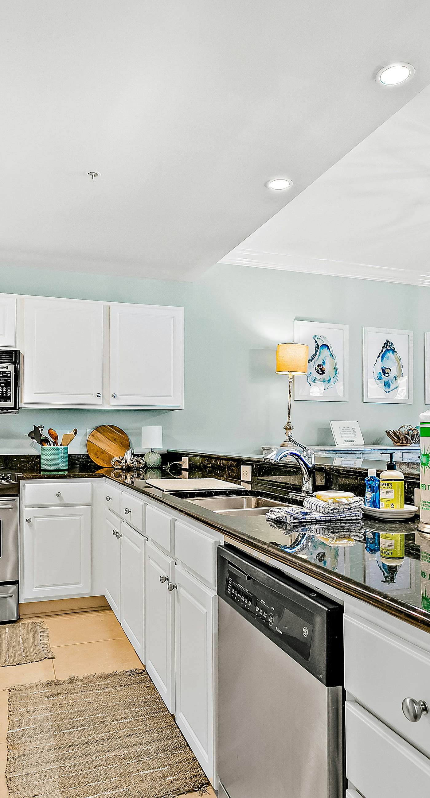 Stylish Getaway near Beach with Private Balcony, Full Kitchen, and Pool