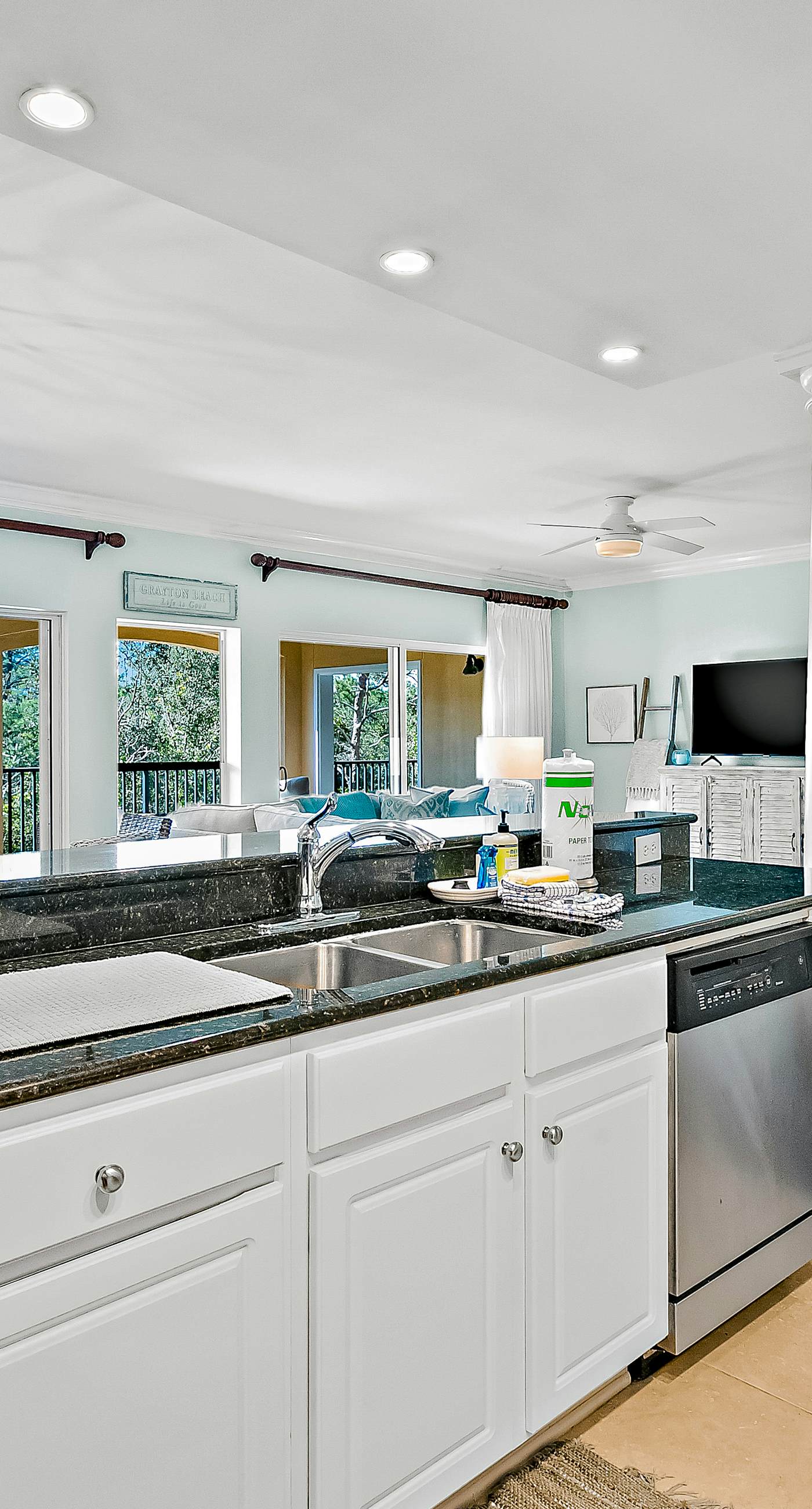 Stylish Getaway near Beach with Private Balcony, Full Kitchen, and Pool