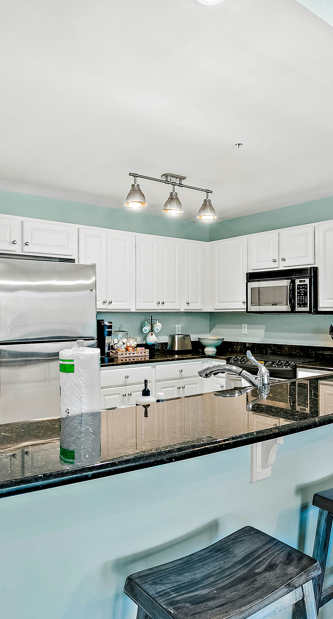 Stylish Getaway near Beach with Private Balcony, Full Kitchen, and Pool