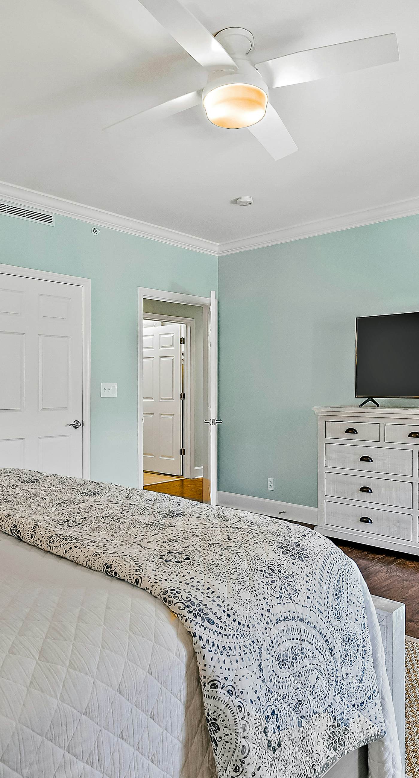 Stylish Getaway near Beach with Private Balcony, Full Kitchen, and Pool