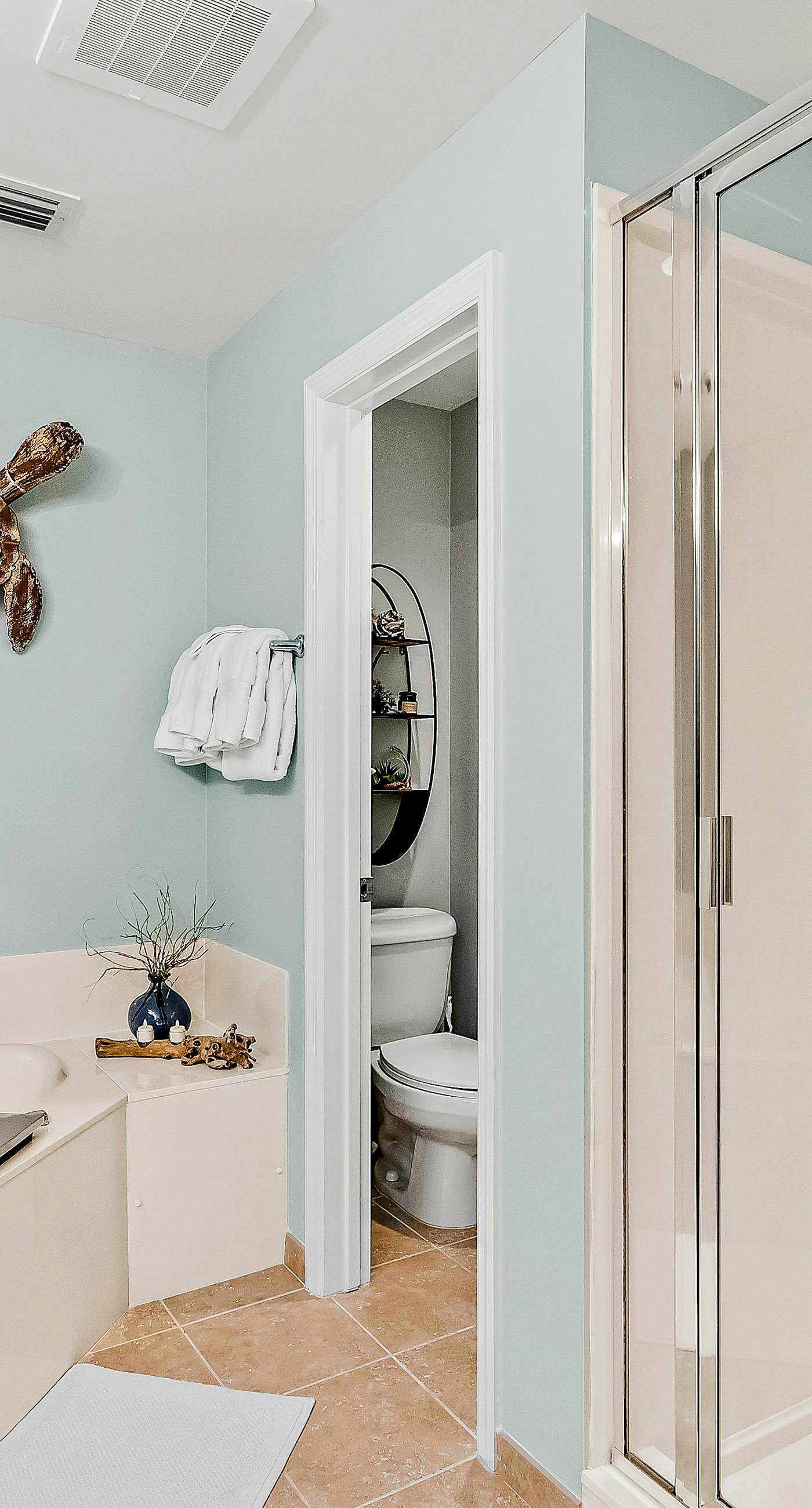 Stylish Getaway near Beach with Private Balcony, Full Kitchen, and Pool