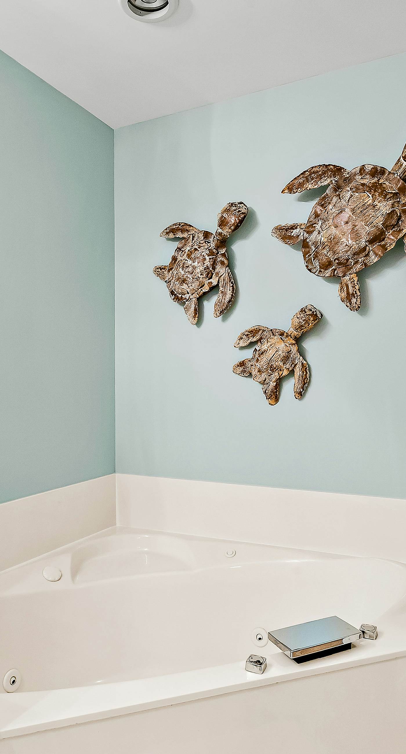 Stylish Getaway near Beach with Private Balcony, Full Kitchen, and Pool