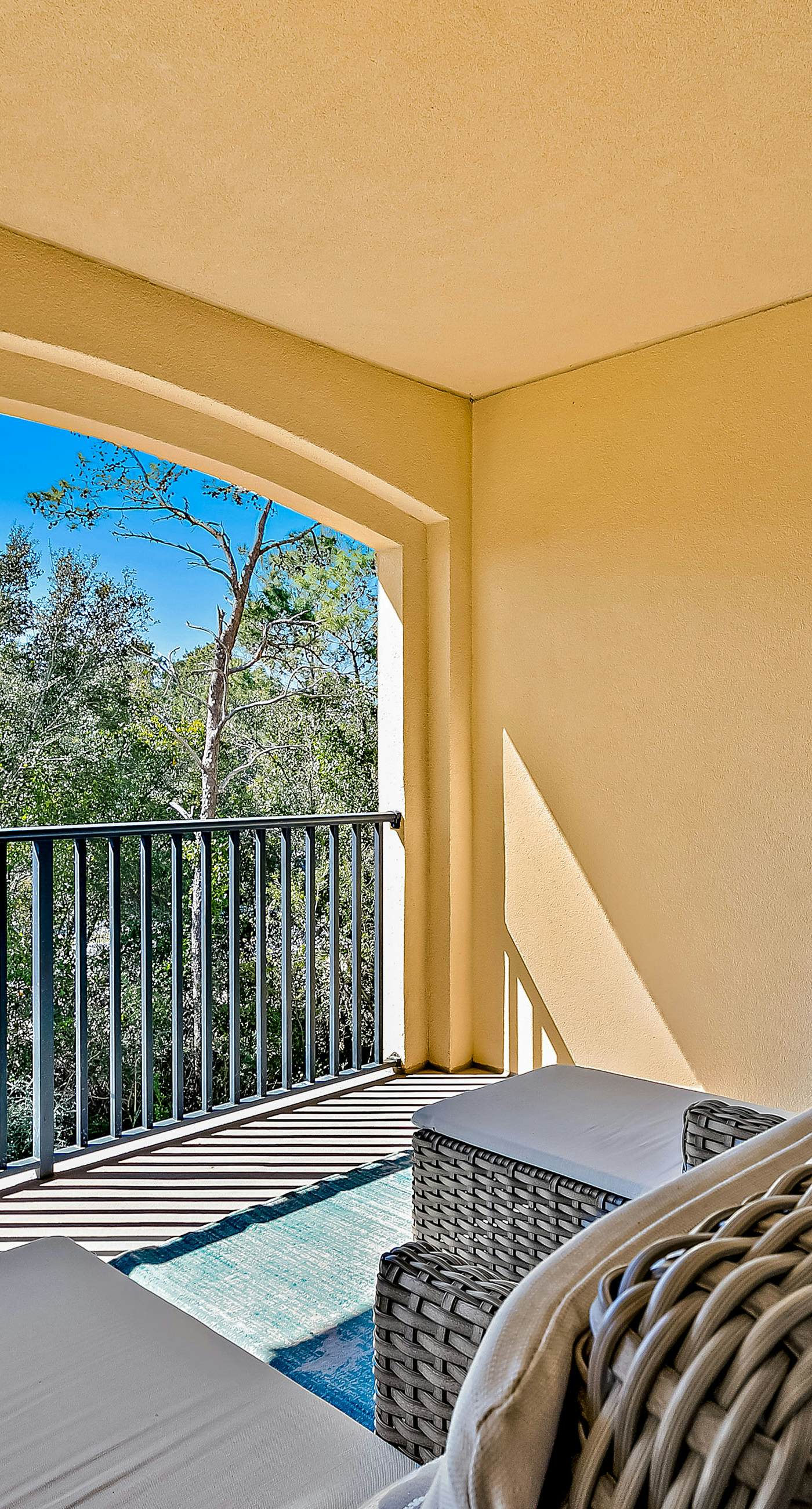 Stylish Getaway near Beach with Private Balcony, Full Kitchen, and Pool