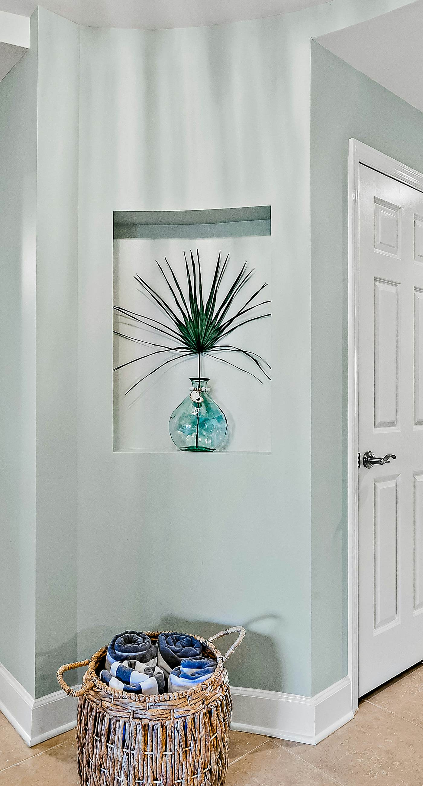 Stylish Getaway near Beach with Private Balcony, Full Kitchen, and Pool