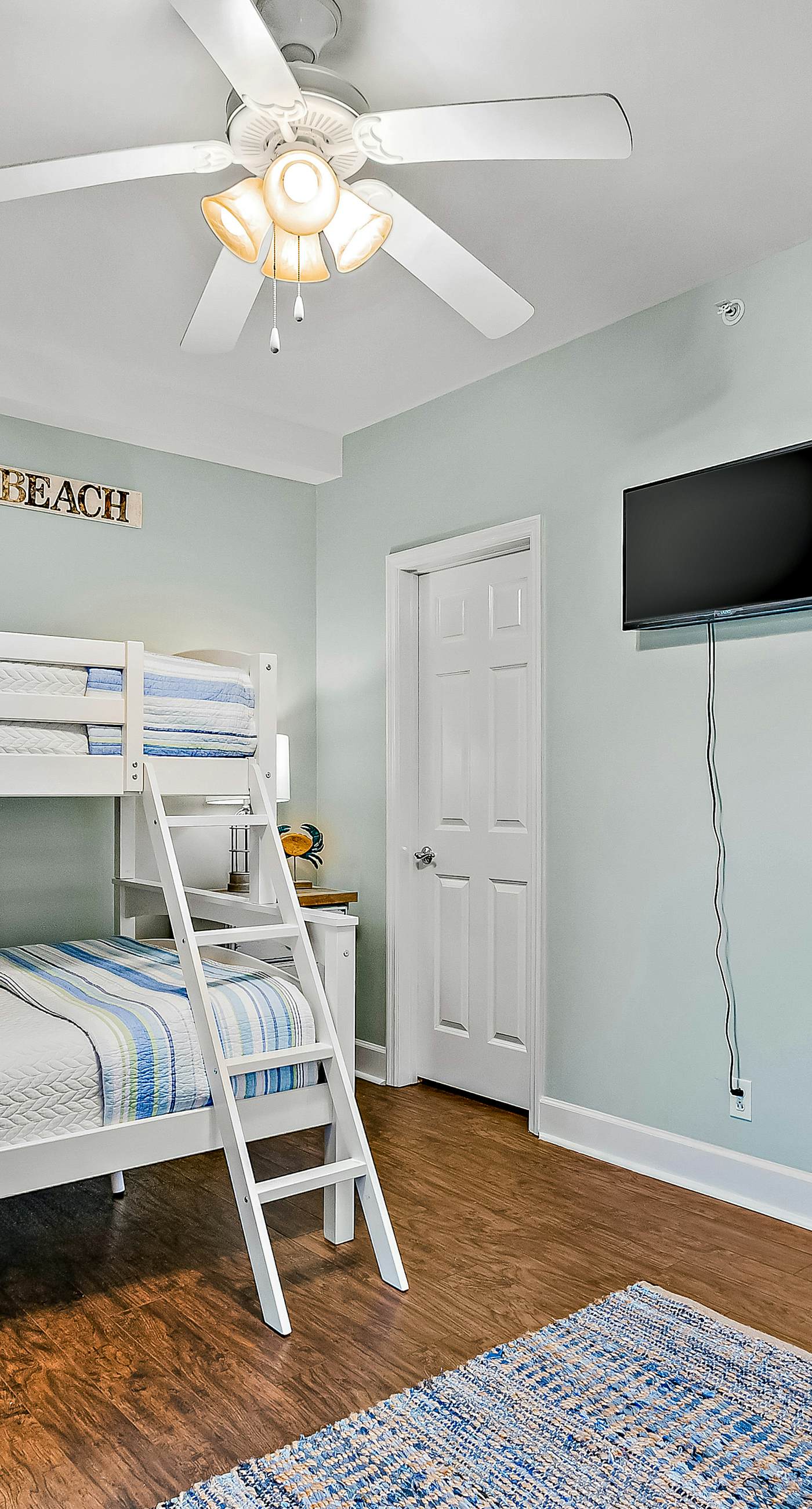 Stylish Getaway near Beach with Private Balcony, Full Kitchen, and Pool