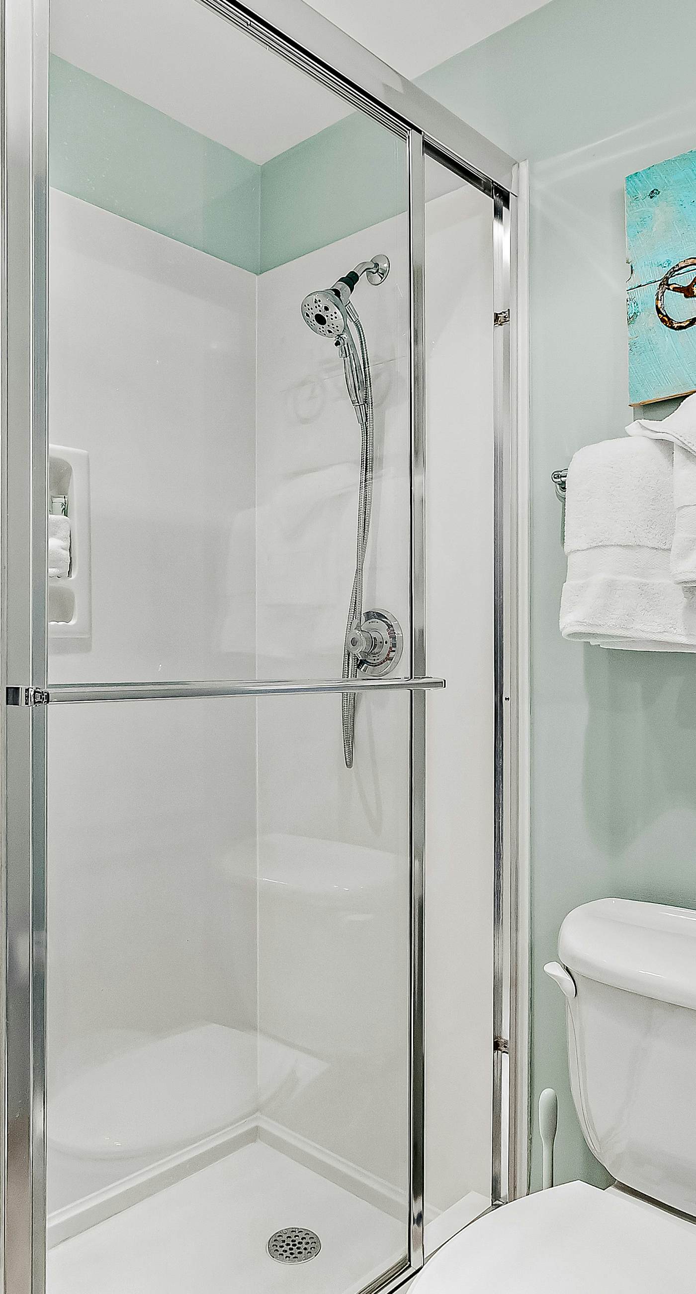 Stylish Getaway near Beach with Private Balcony, Full Kitchen, and Pool