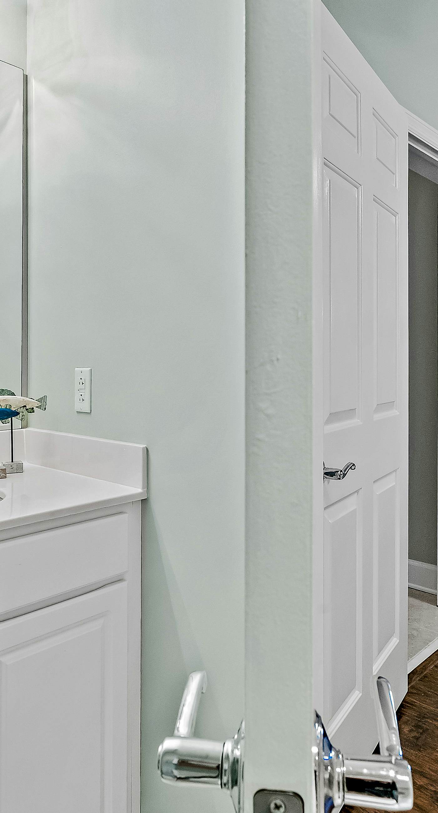 Stylish Getaway near Beach with Private Balcony, Full Kitchen, and Pool