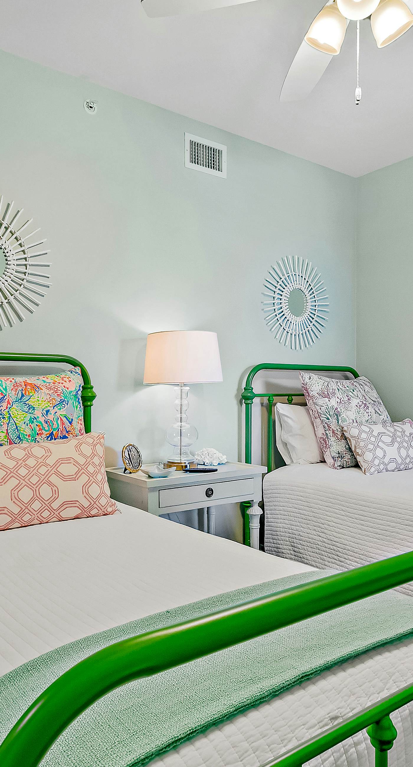 Stylish Getaway near Beach with Private Balcony, Full Kitchen, and Pool