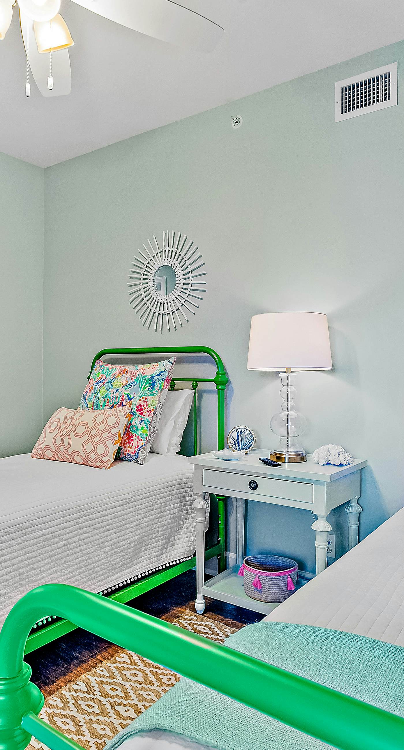 Stylish Getaway near Beach with Private Balcony, Full Kitchen, and Pool