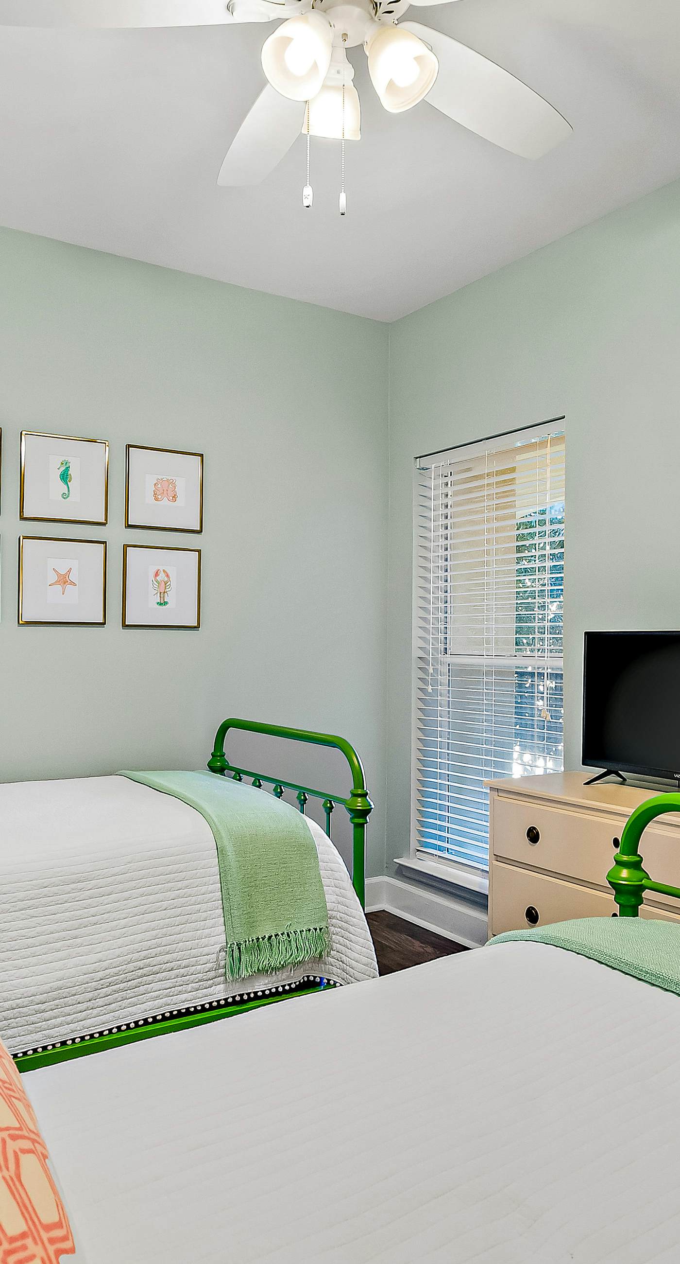 Stylish Getaway near Beach with Private Balcony, Full Kitchen, and Pool