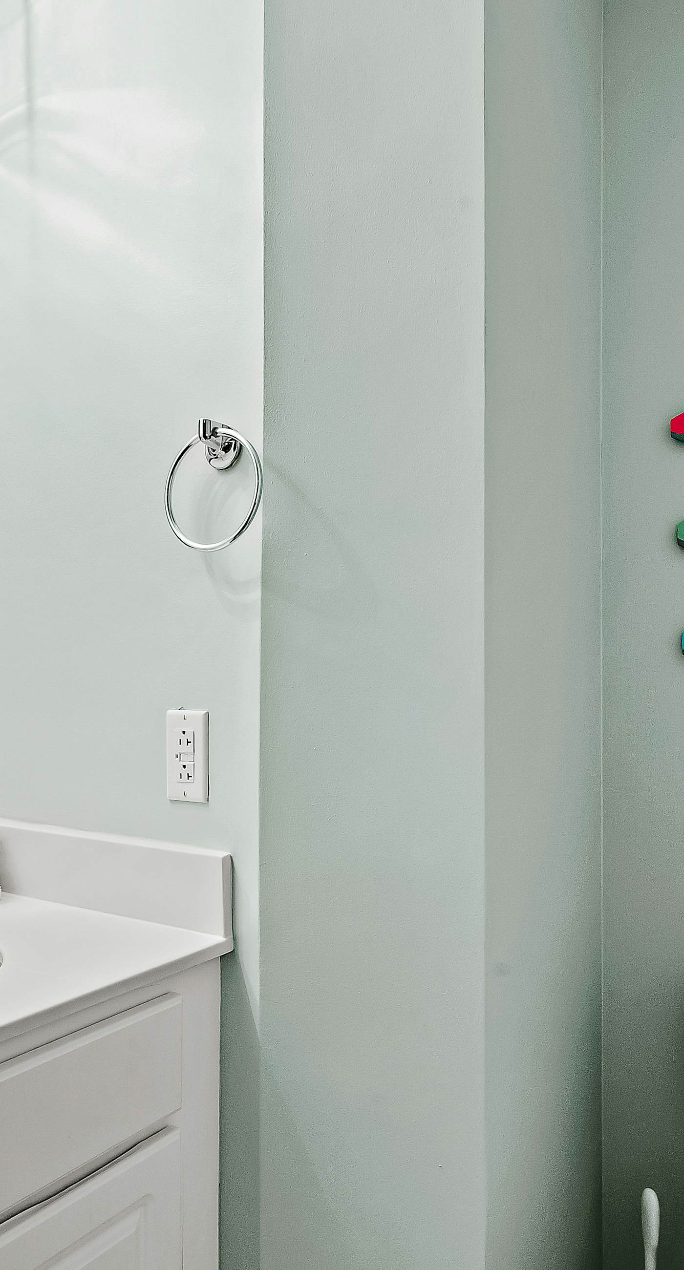 Stylish Getaway near Beach with Private Balcony, Full Kitchen, and Pool