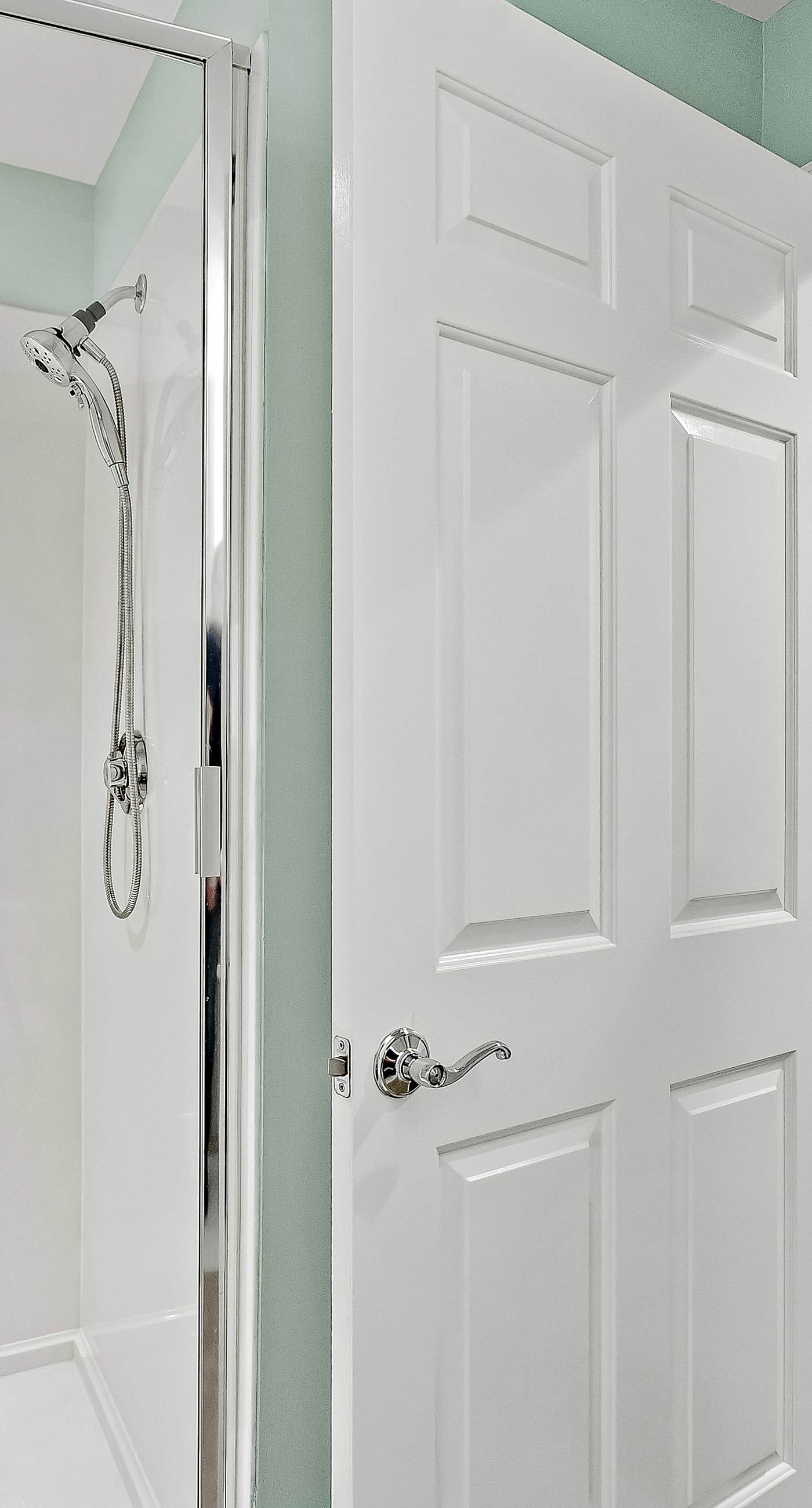 Stylish Getaway near Beach with Private Balcony, Full Kitchen, and Pool