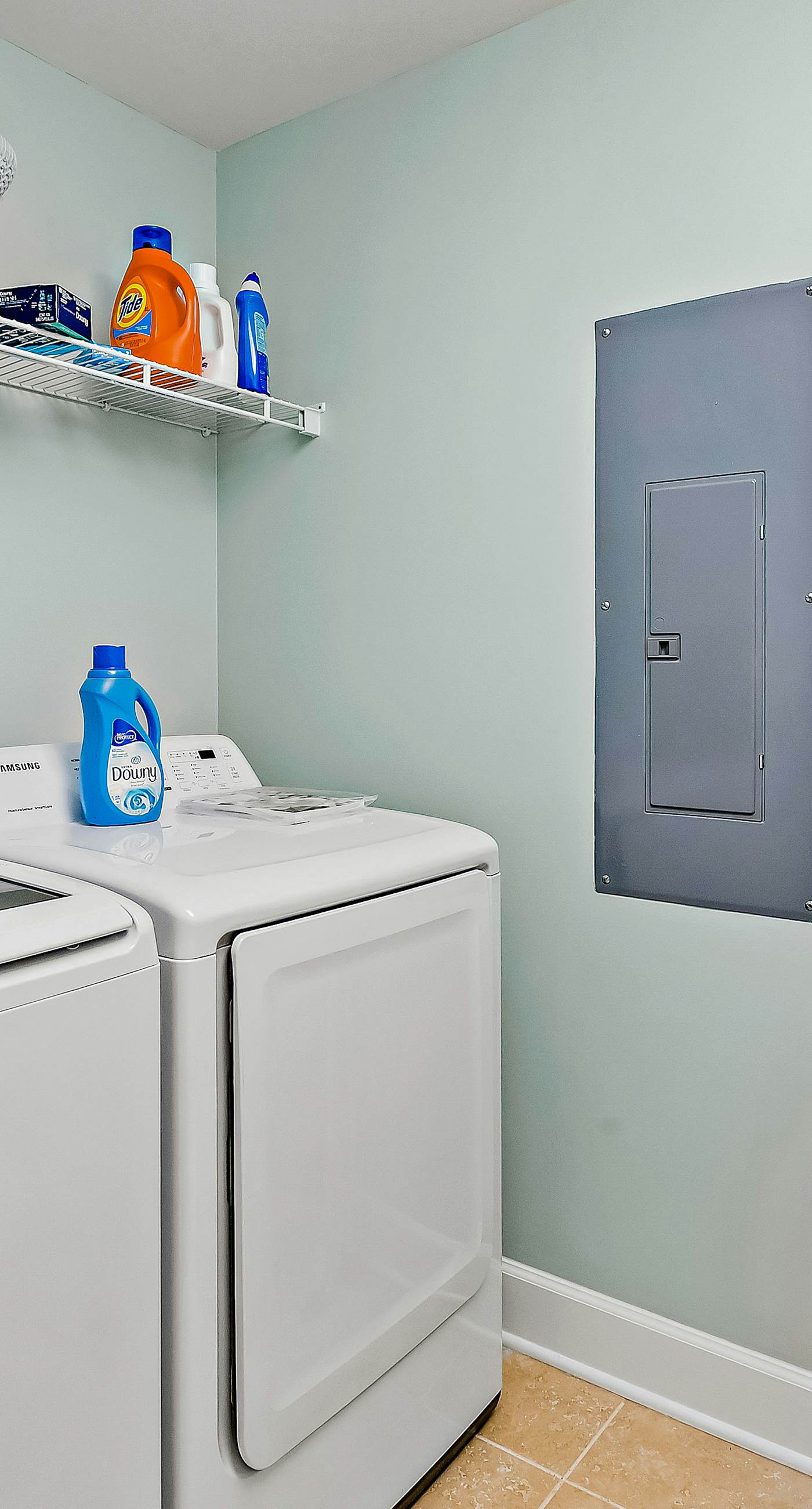 Stylish Getaway near Beach with Private Balcony, Full Kitchen, and Pool