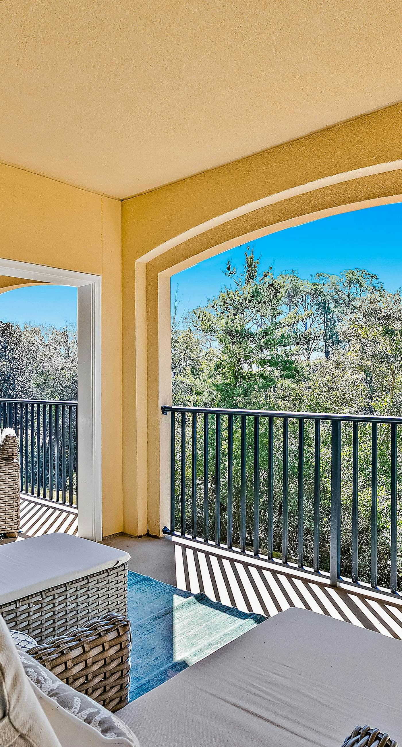 Stylish Getaway near Beach with Private Balcony, Full Kitchen, and Pool