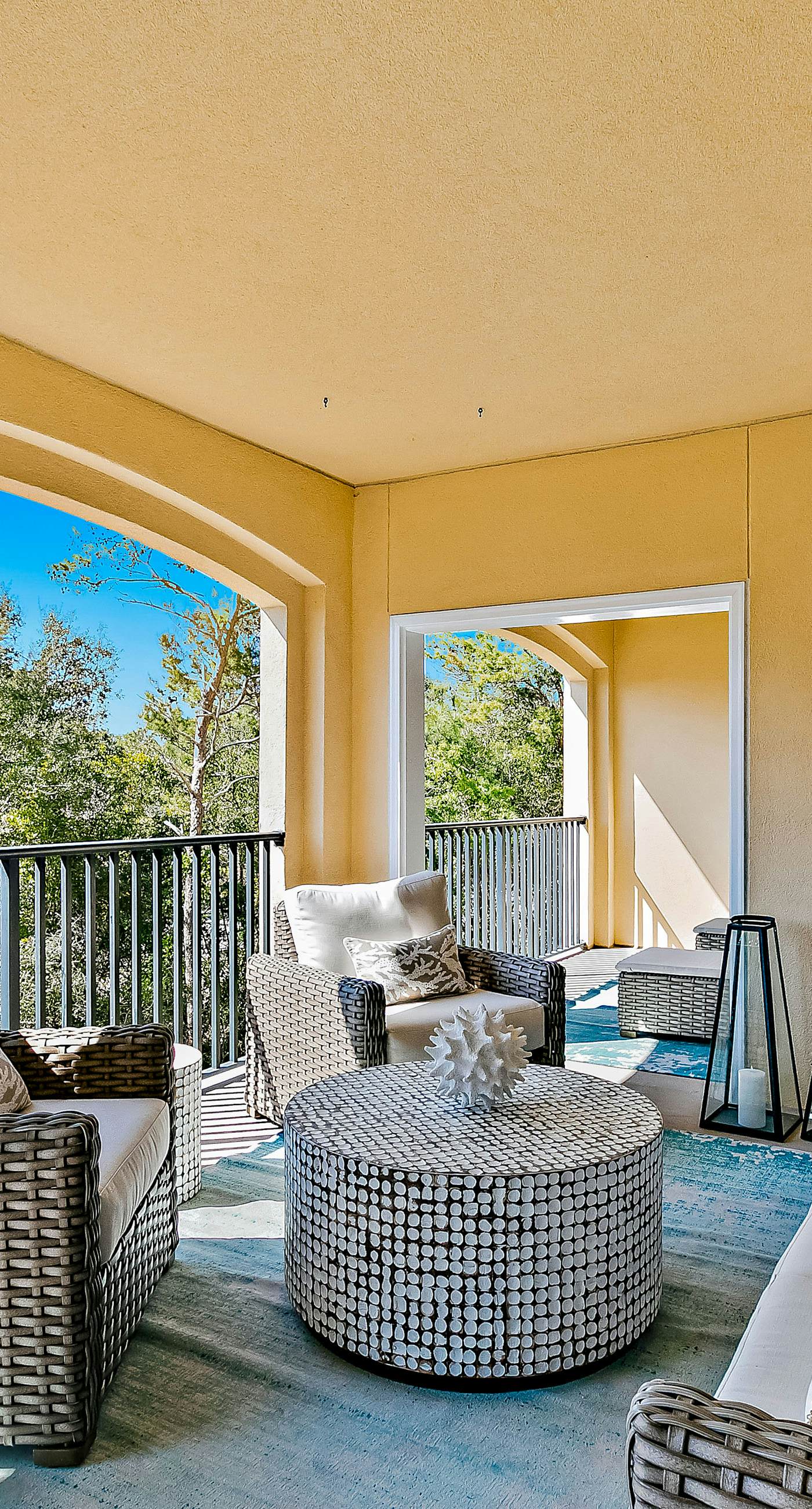 Stylish Getaway near Beach with Private Balcony, Full Kitchen, and Pool