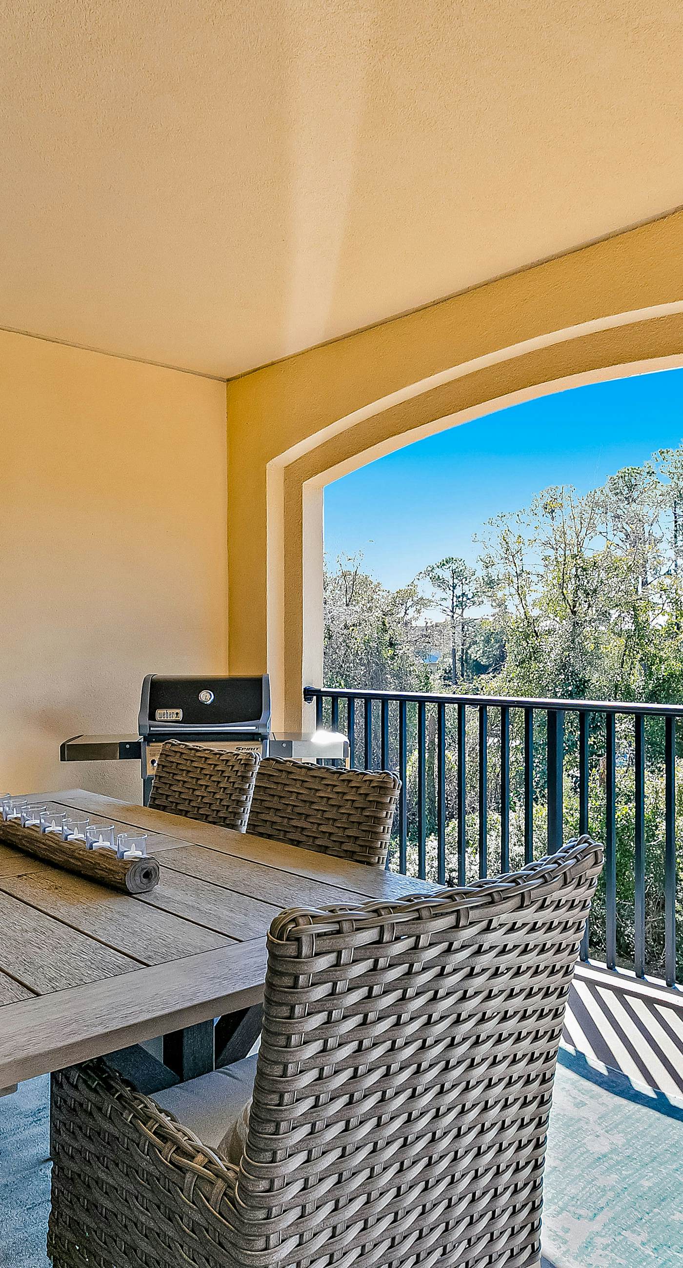 Stylish Getaway near Beach with Private Balcony, Full Kitchen, and Pool