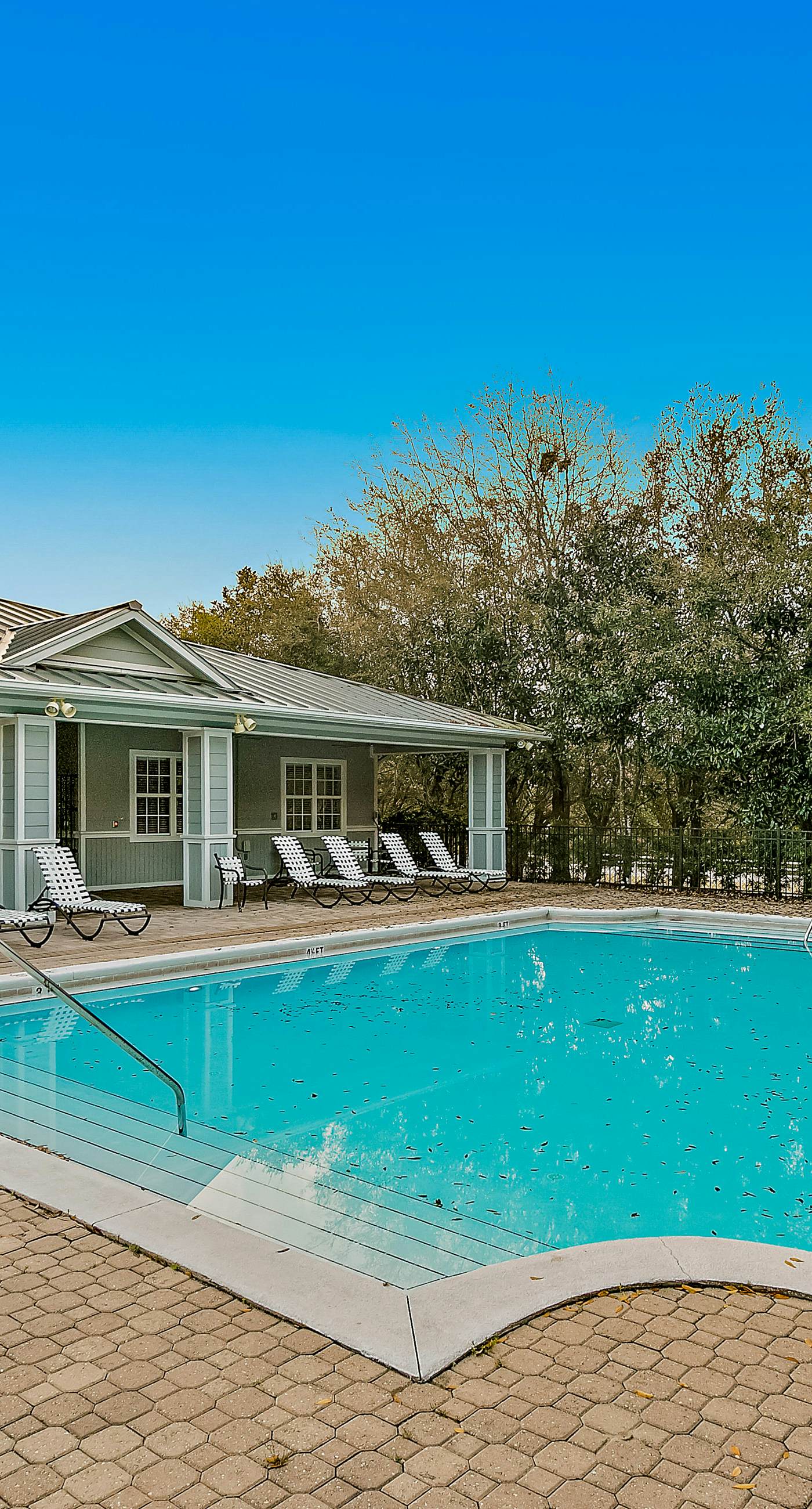 Stylish Getaway near Beach with Private Balcony, Full Kitchen, and Pool