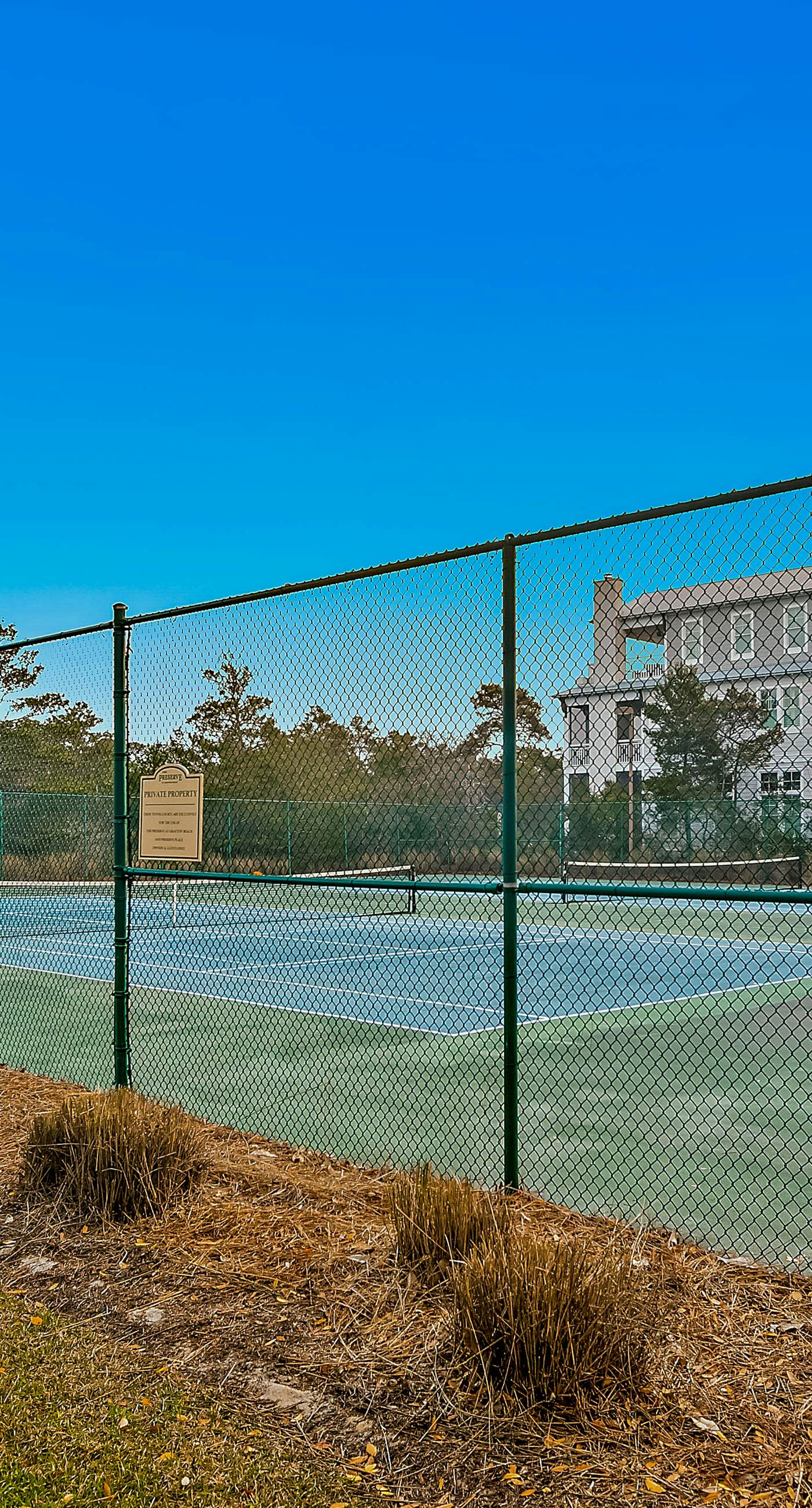 Stylish Getaway near Beach with Private Balcony, Full Kitchen, and Pool