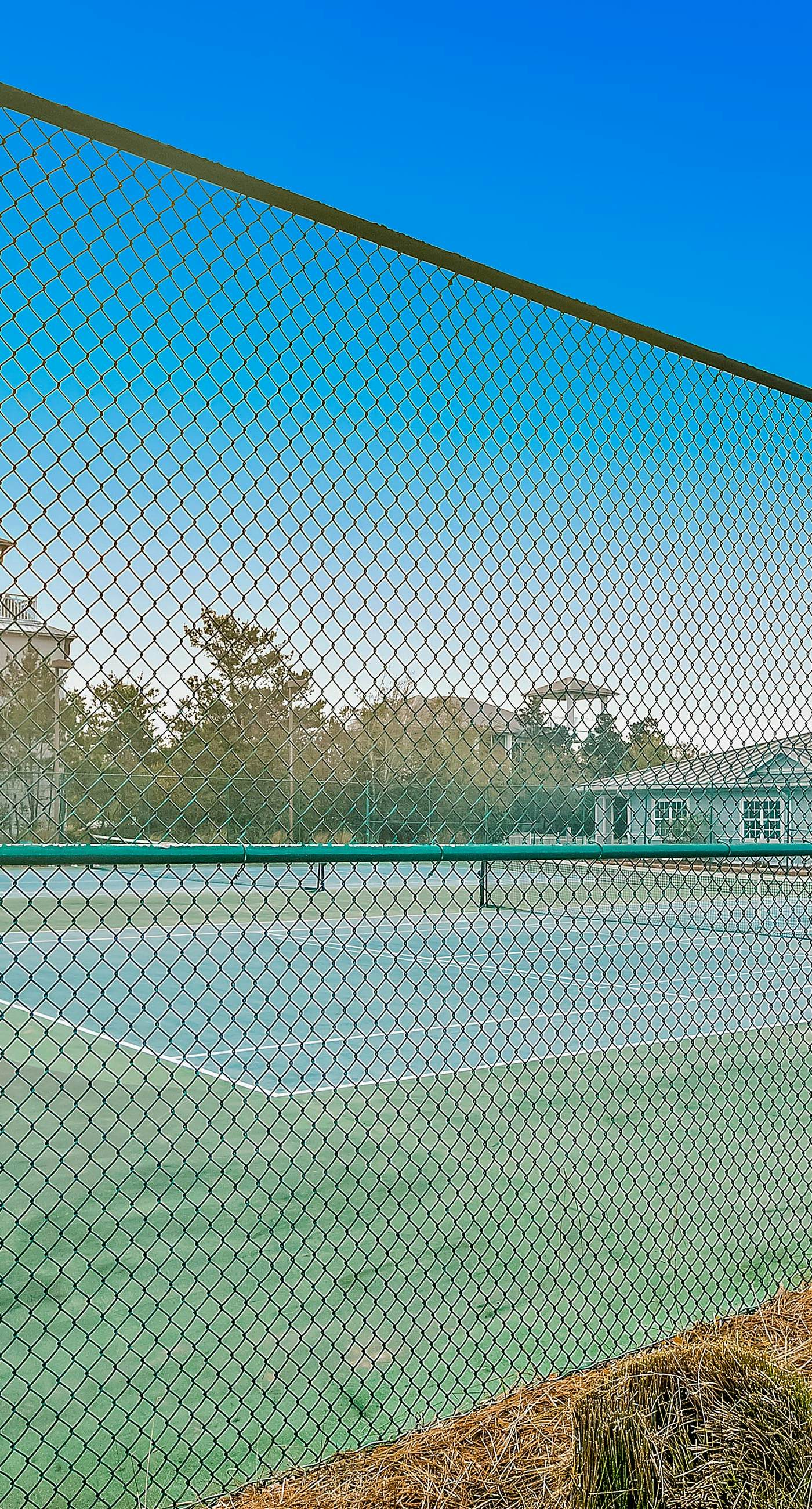 Stylish Getaway near Beach with Private Balcony, Full Kitchen, and Pool